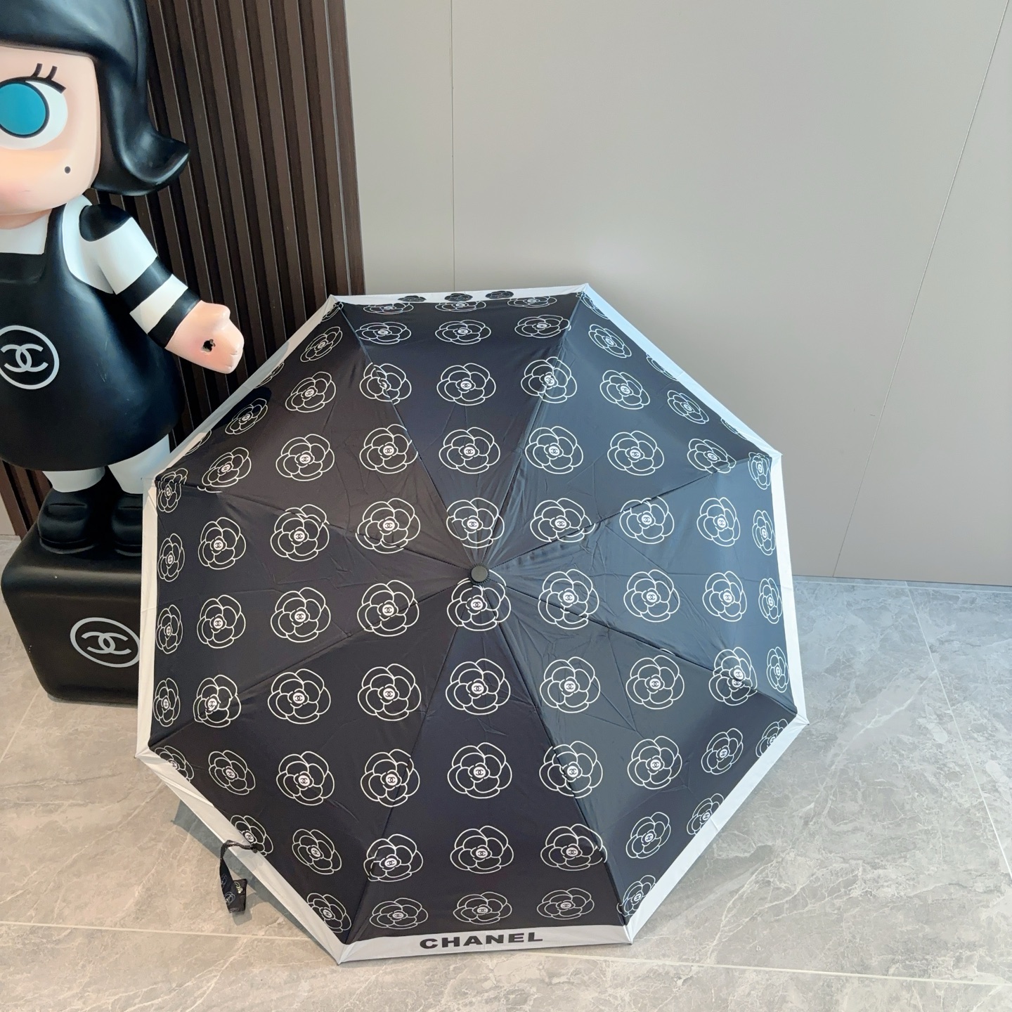  CHANEL（香奈儿）三折自动折叠晴雨伞 集合香奈儿灵魂LOGO为一体的设计风格高雅奢华 带在身上带来