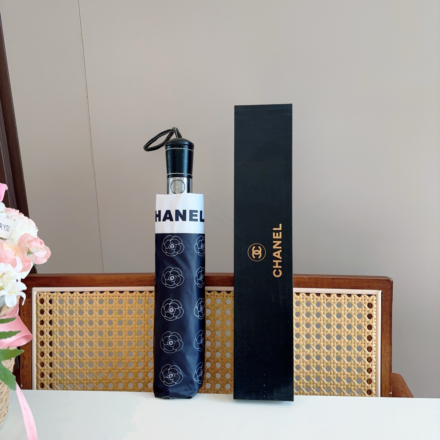  CHANEL（香奈儿）三折自动折叠晴雨伞 集合香奈儿灵魂LOGO为一体的设计风格高雅奢华 带在身上带来
