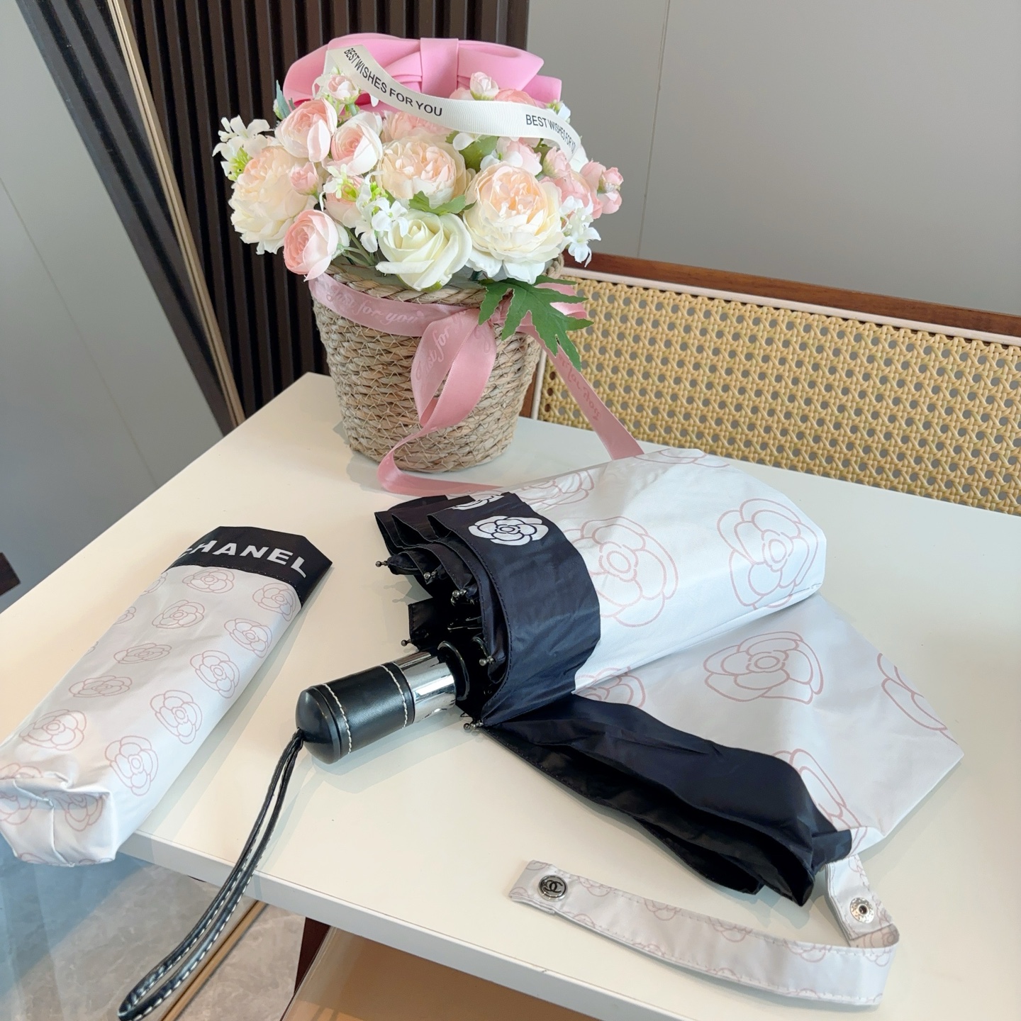  CHANEL（香奈儿）三折自动折叠晴雨伞 集合香奈儿灵魂LOGO为一体的设计风格高雅奢华 带在身上带来