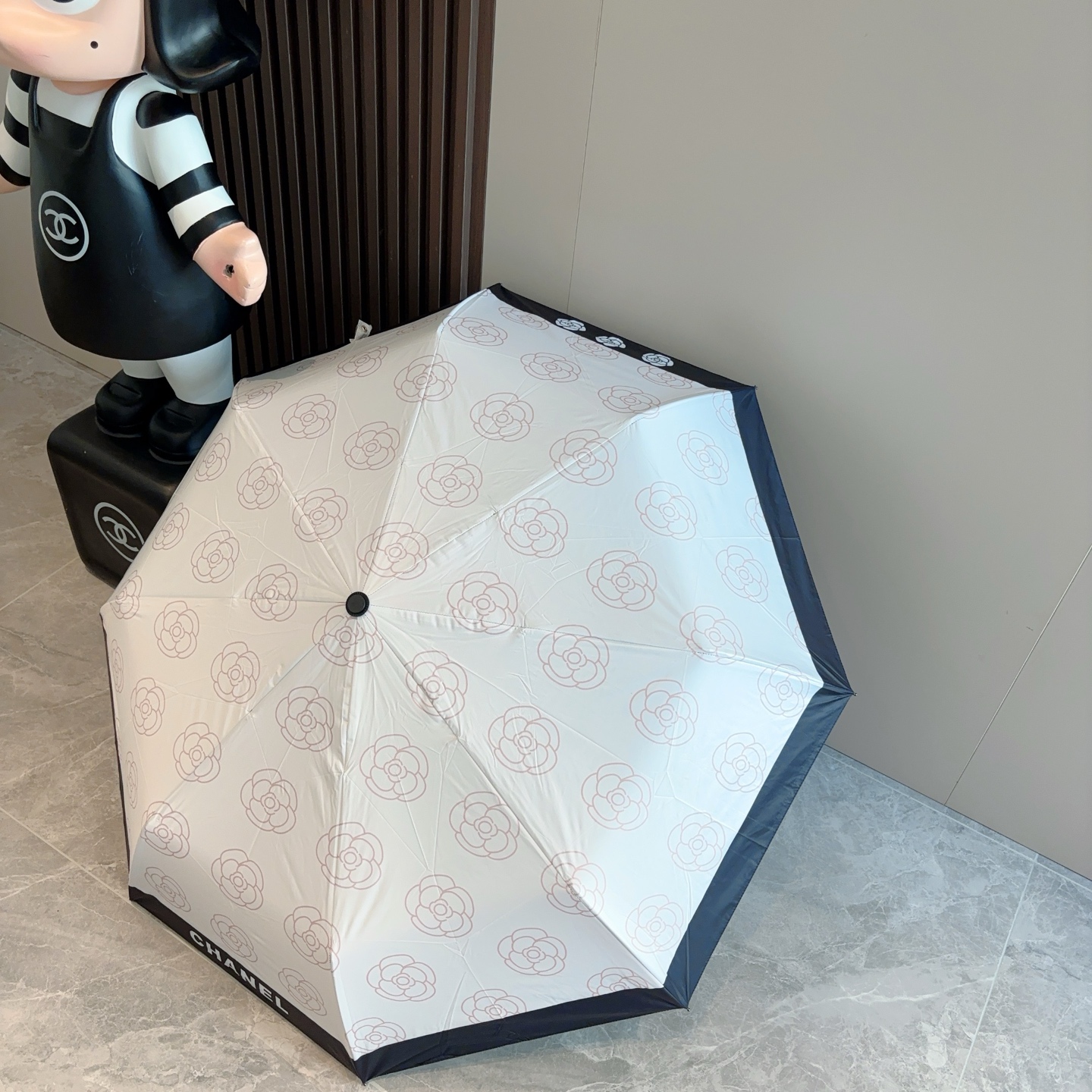  CHANEL（香奈儿）三折自动折叠晴雨伞 集合香奈儿灵魂LOGO为一体的设计风格高雅奢华 带在身上带来