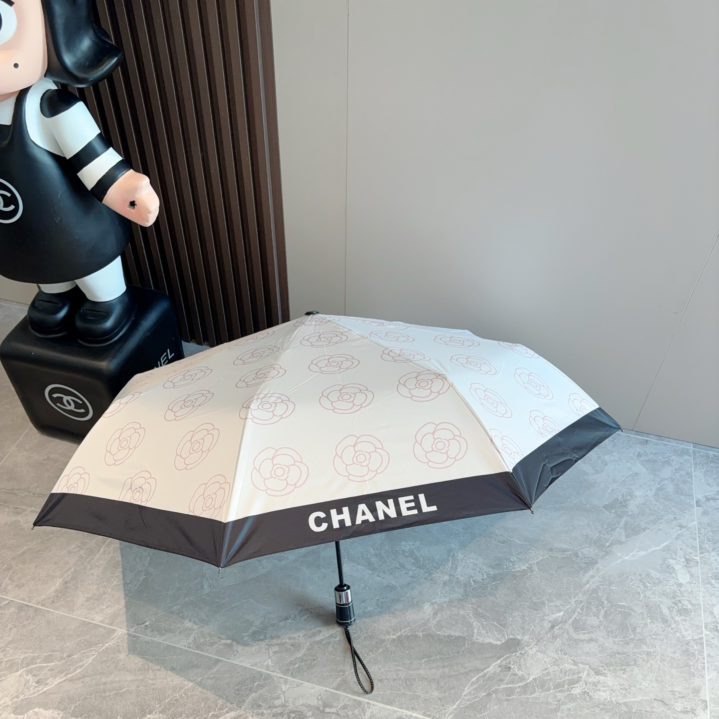  CHANEL（香奈儿）三折自动折叠晴雨伞 集合香奈儿灵魂LOGO为一体的设计风格高雅奢华 带在身上带来