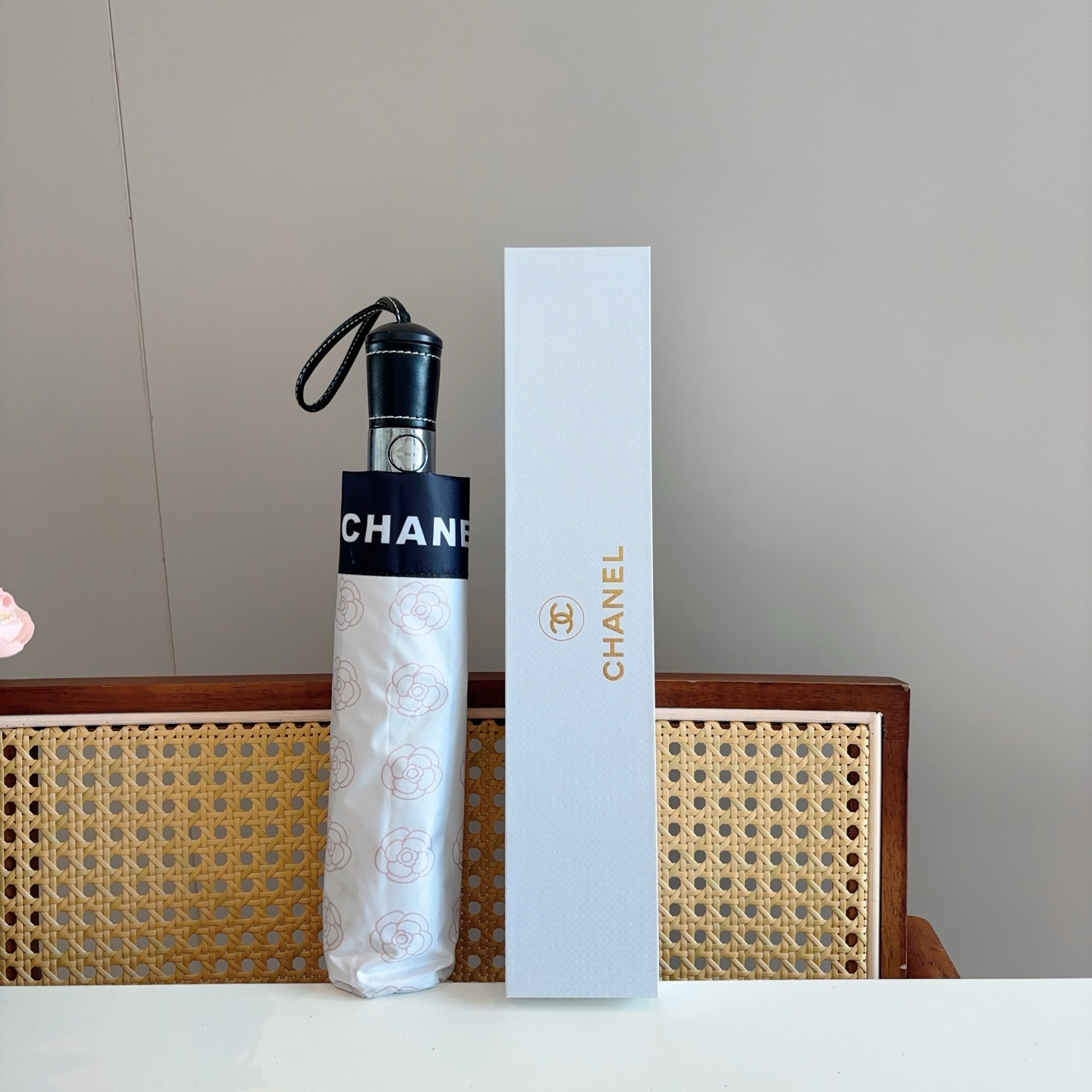  CHANEL（香奈儿）三折自动折叠晴雨伞 集合香奈儿灵魂LOGO为一体的设计风格高雅奢华 带在身上带来