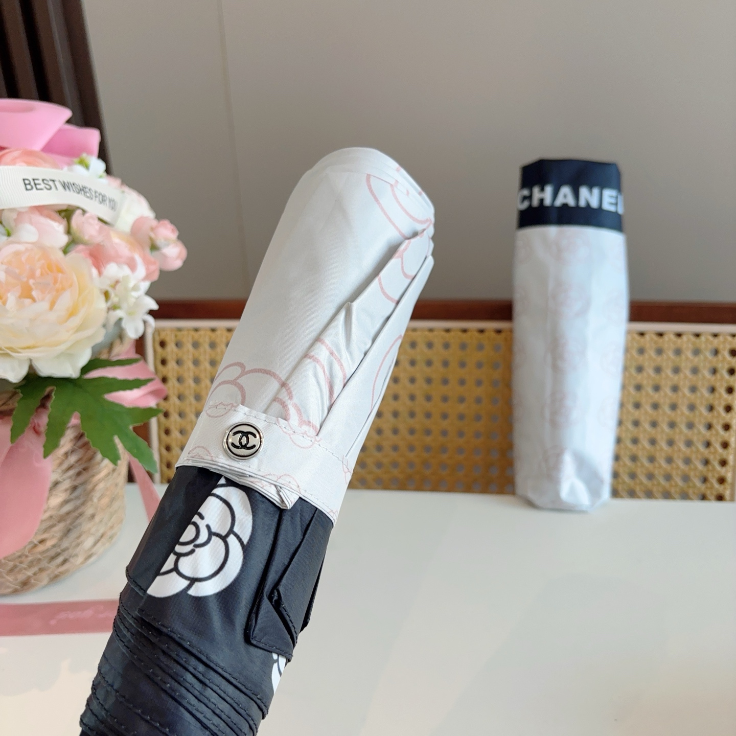  CHANEL（香奈儿）三折自动折叠晴雨伞 集合香奈儿灵魂LOGO为一体的设计风格高雅奢华 带在身上带来