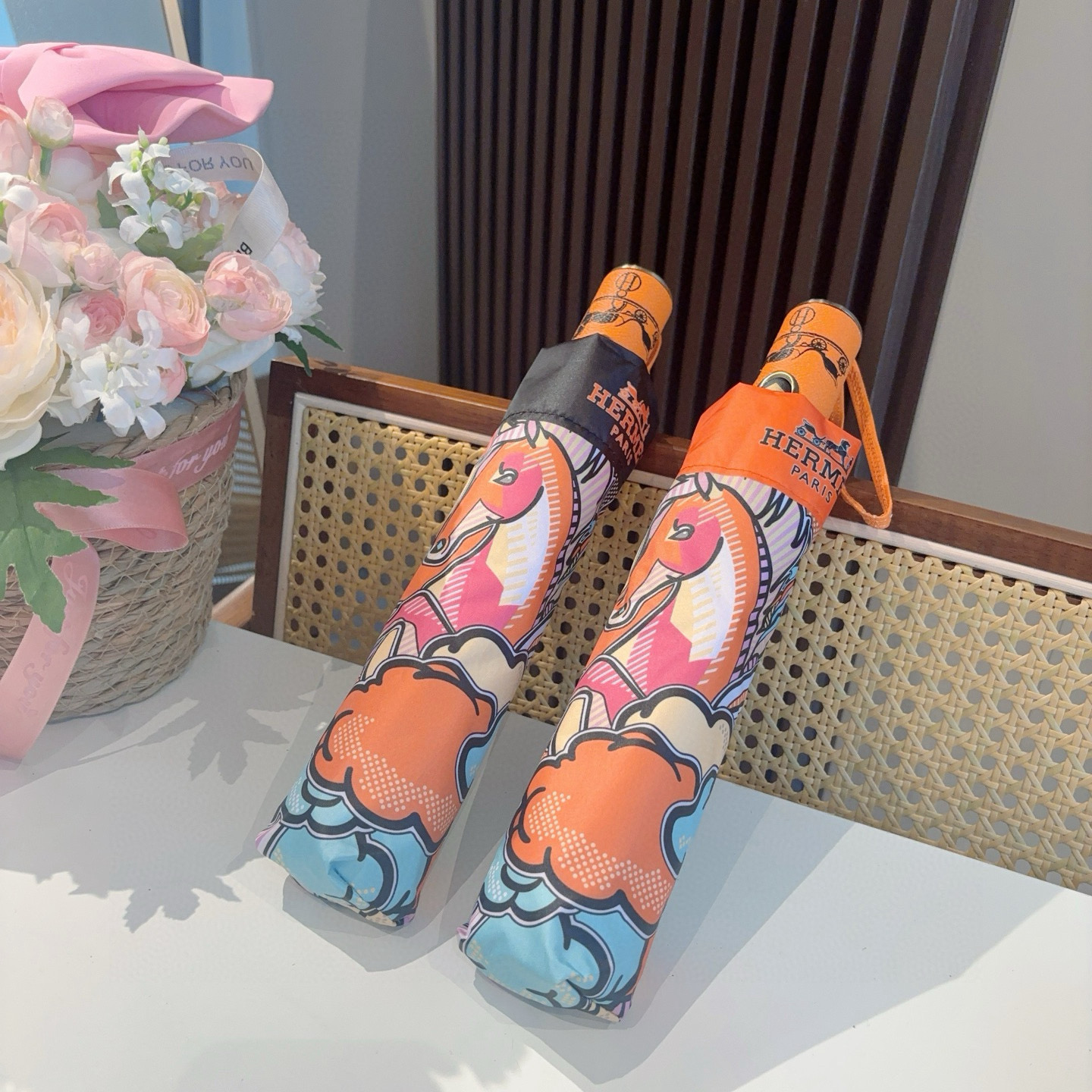 爱马仕（Hermès）   新款 极品H家三折自动伞重磅呈现 以其精湛的工艺技术和源源不断的想像力 新涂