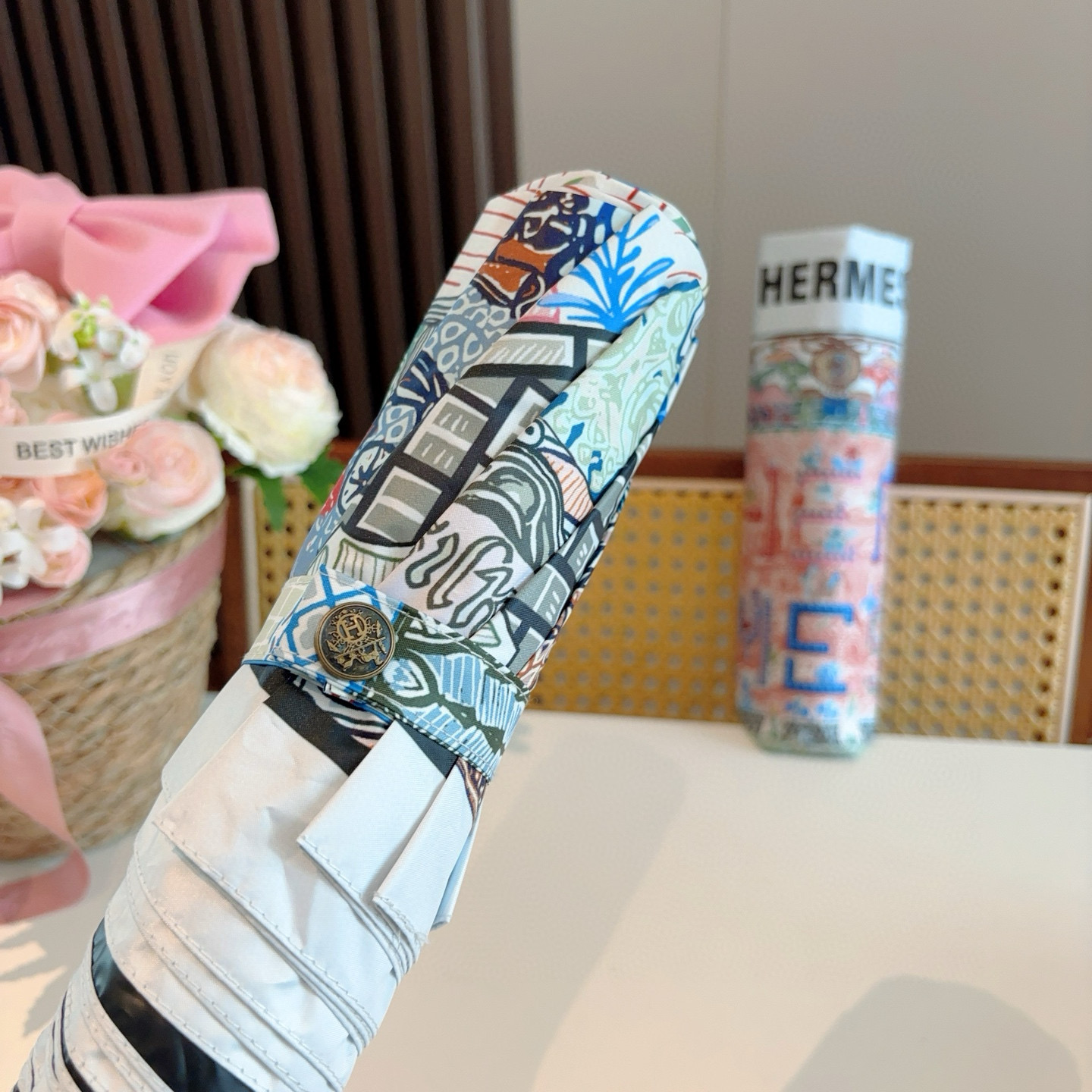 爱马仕（Hermès）   新款 极品H家三折自动伞重磅呈现 以其精湛的工艺技术和源源不断的想像力 新涂