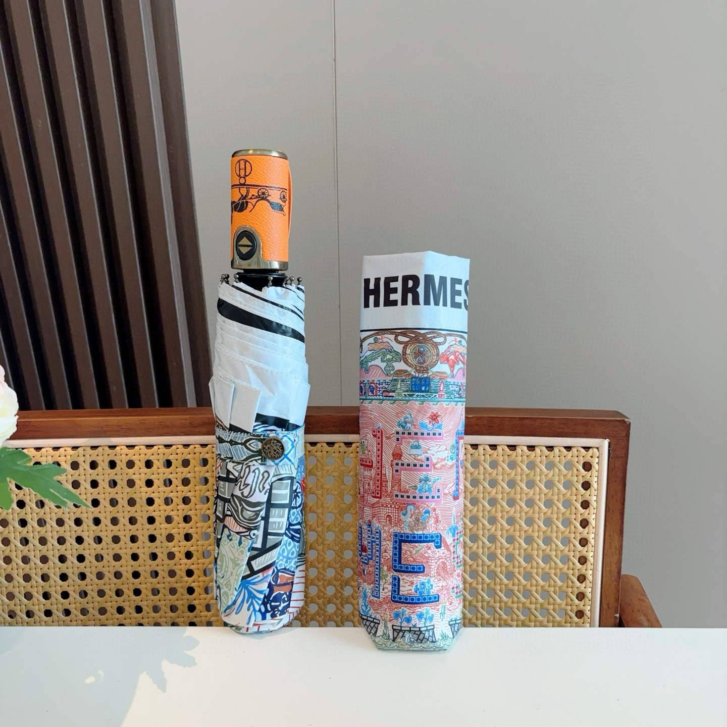 爱马仕（Hermès）   新款 极品H家三折自动伞重磅呈现 以其精湛的工艺技术和源源不断的想像力 新涂