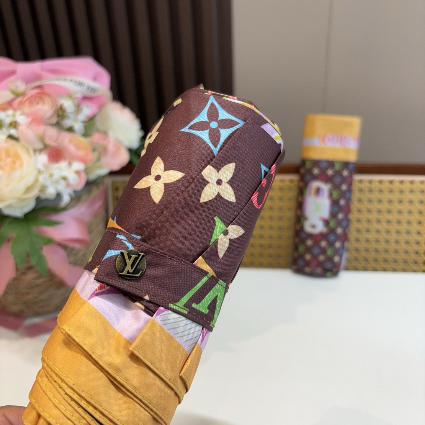  LOUIS VUITTON（路易威登）五折伞 热卖款 时尚指数爆表 不论晴天雨天使用都相得益彰 拥有它