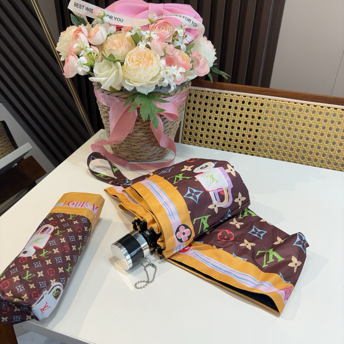  LOUIS VUITTON（路易威登）五折伞 热卖款 时尚指数爆表 不论晴天雨天使用都相得益彰 拥有它