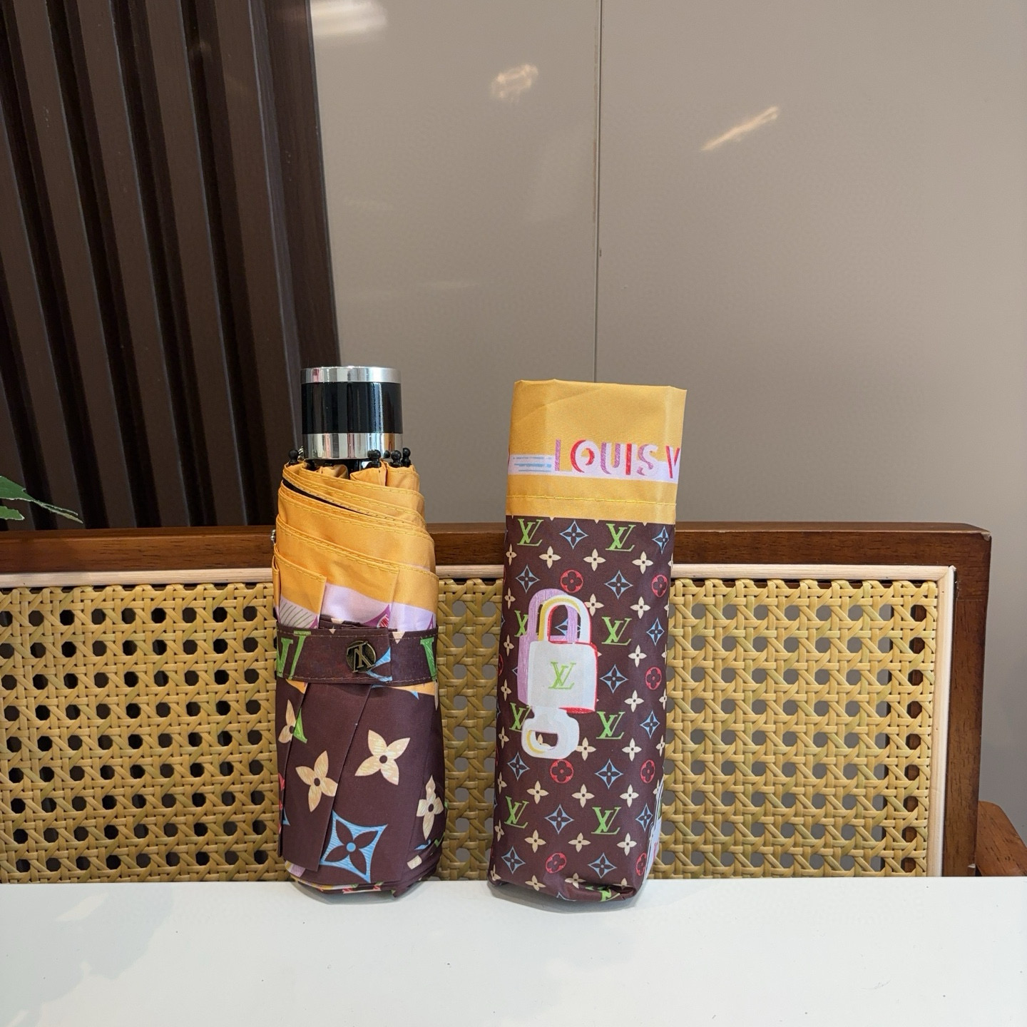  LOUIS VUITTON（路易威登）五折伞 热卖款 时尚指数爆表 不论晴天雨天使用都相得益彰 拥有它