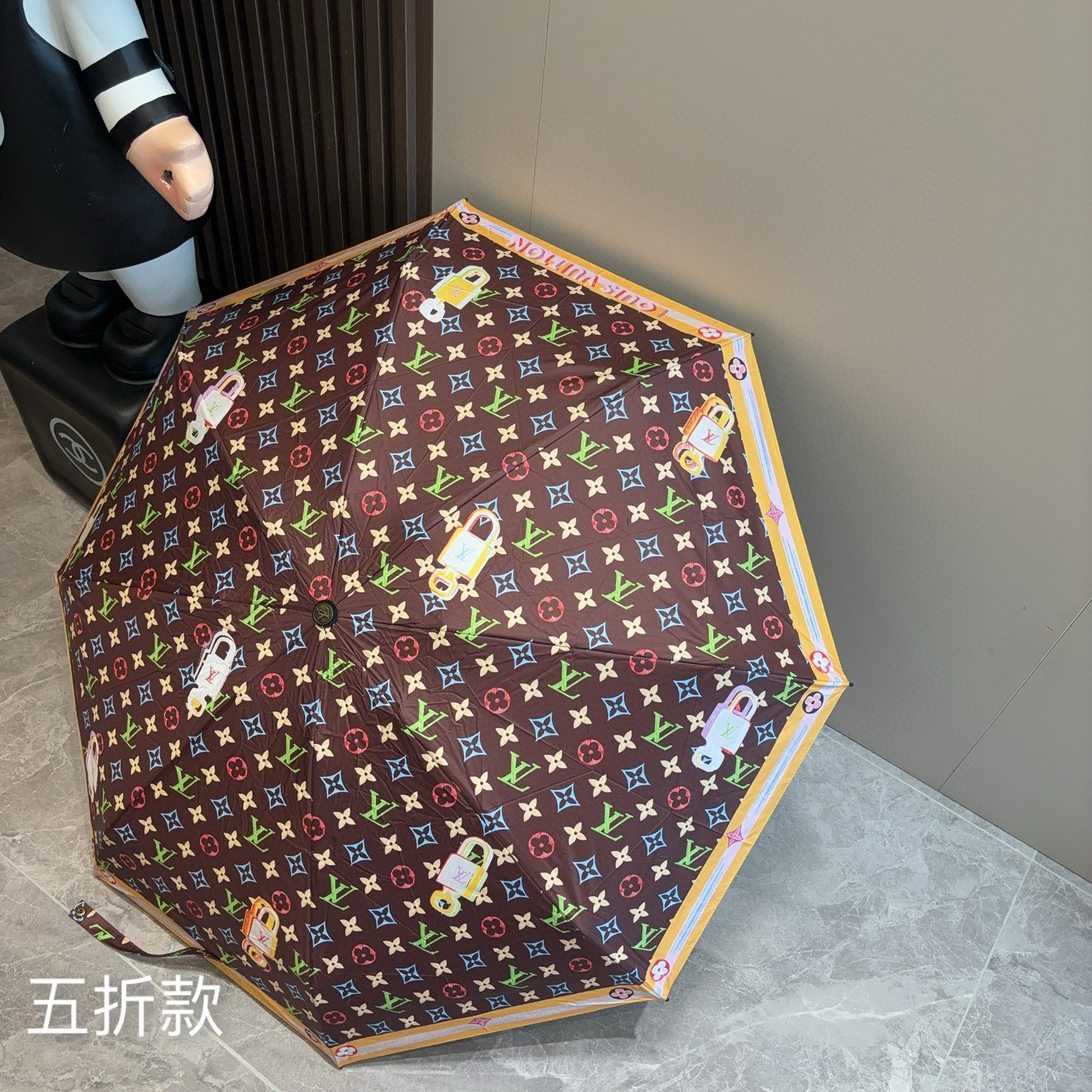  LOUIS VUITTON（路易威登）五折伞 热卖款 时尚指数爆表 不论晴天雨天使用都相得益彰 拥有它