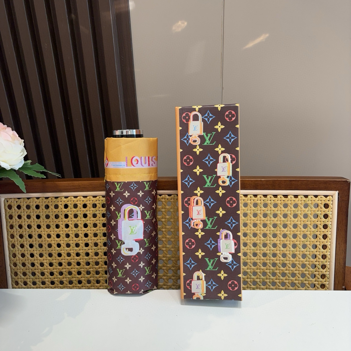  LOUIS VUITTON（路易威登）五折伞 热卖款 时尚指数爆表 不论晴天雨天使用都相得益彰 拥有它