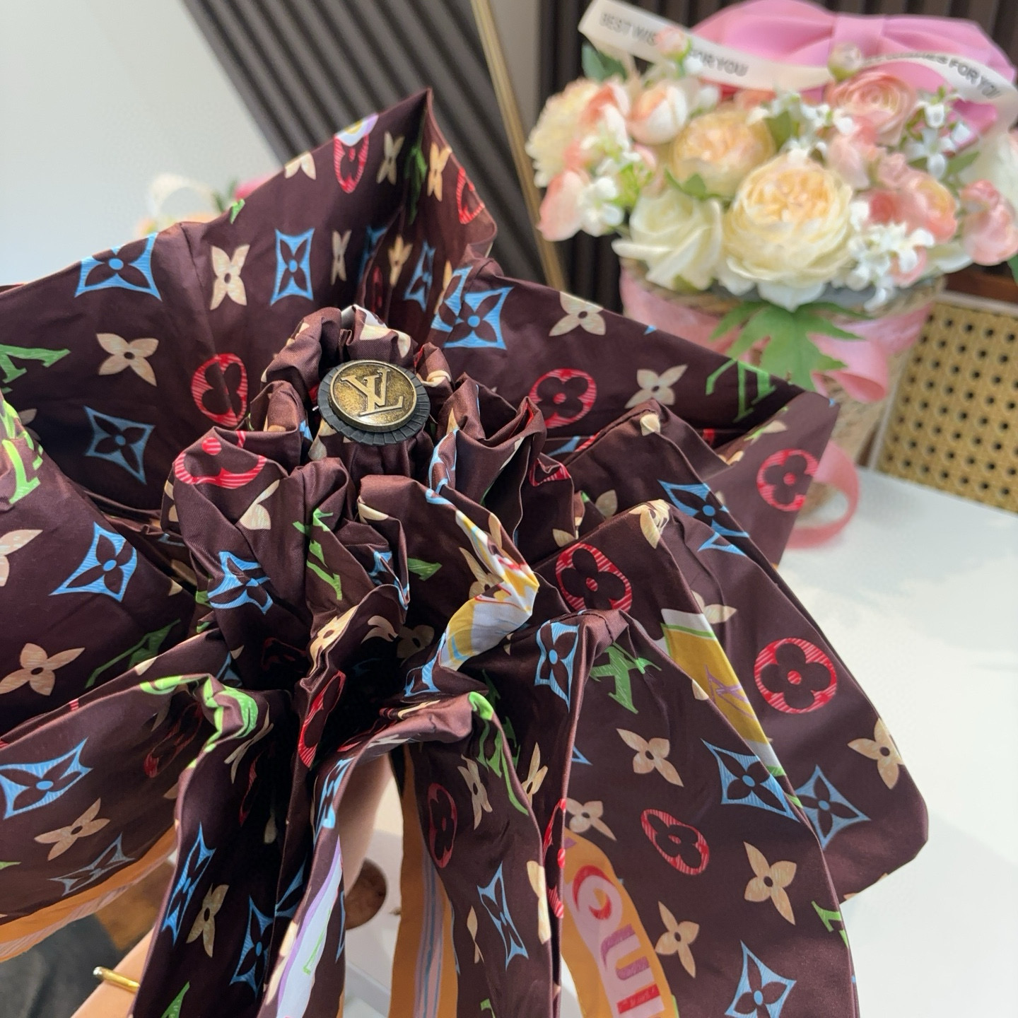  LOUIS VUITTON（路易威登）五折伞 热卖款 时尚指数爆表 不论晴天雨天使用都相得益彰 拥有它
