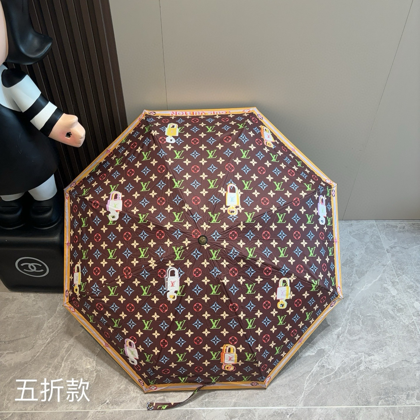  LOUIS VUITTON（路易威登）五折伞 热卖款 时尚指数爆表 不论晴天雨天使用都相得益彰 拥有它