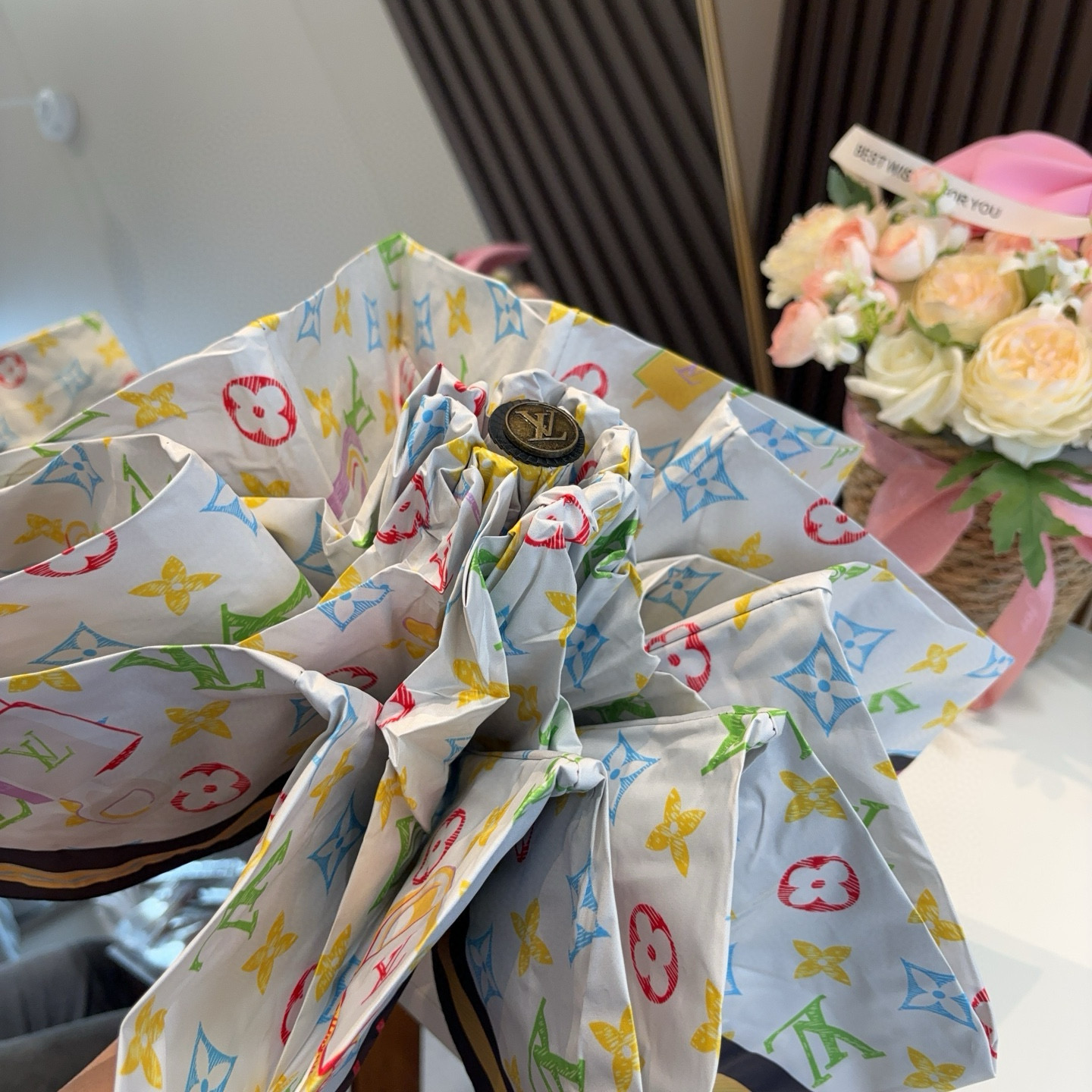  LOUIS VUITTON（路易威登）五折伞 热卖款 时尚指数爆表 不论晴天雨天使用都相得益彰 拥有它