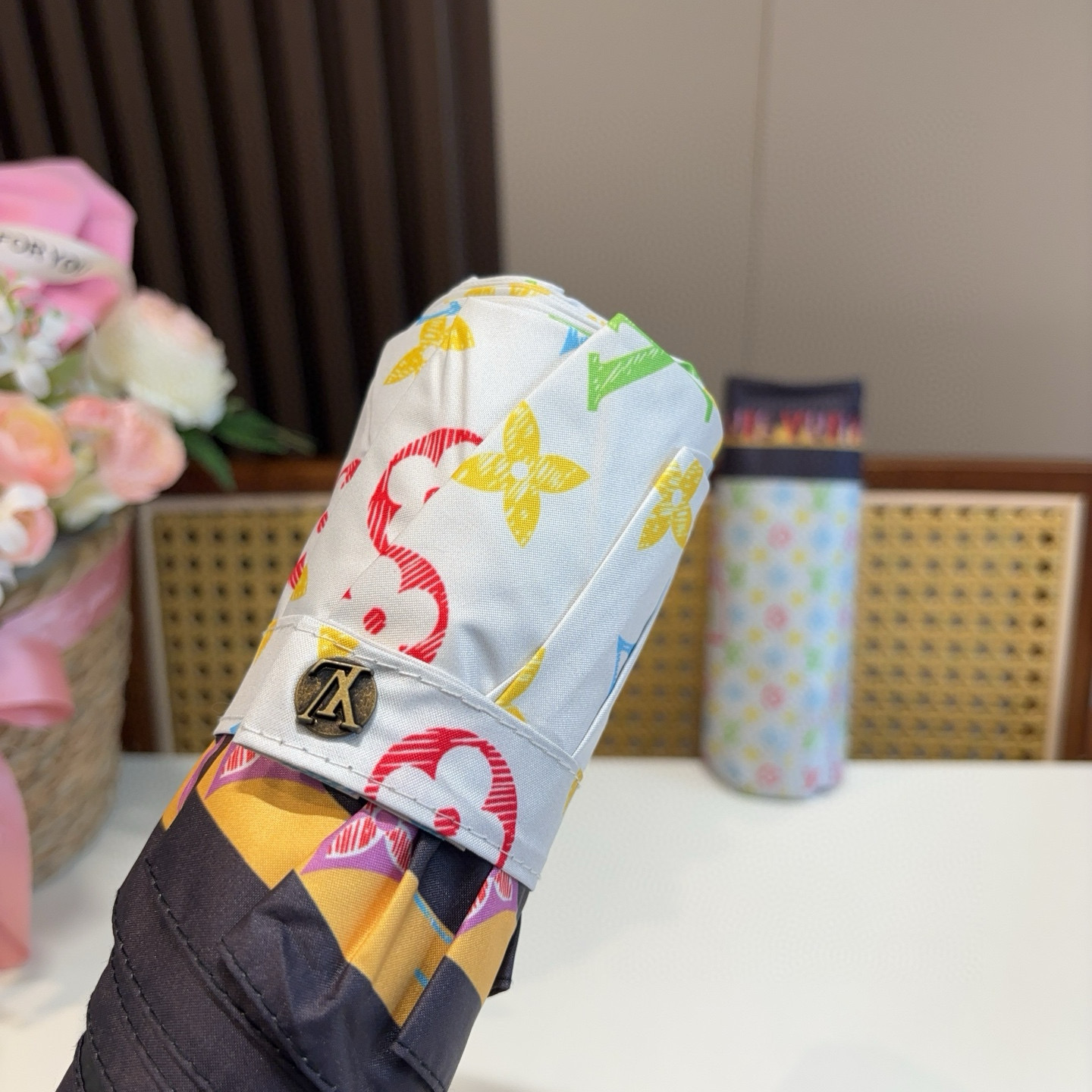  LOUIS VUITTON（路易威登）五折伞 热卖款 时尚指数爆表 不论晴天雨天使用都相得益彰 拥有它
