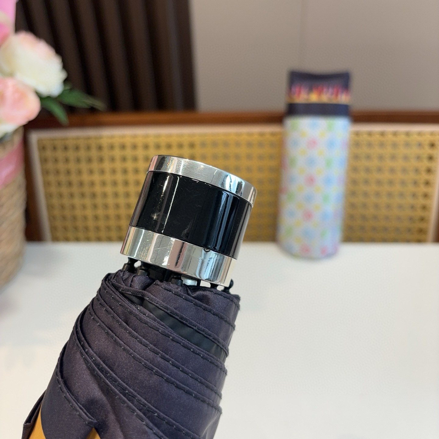  LOUIS VUITTON（路易威登）五折伞 热卖款 时尚指数爆表 不论晴天雨天使用都相得益彰 拥有它