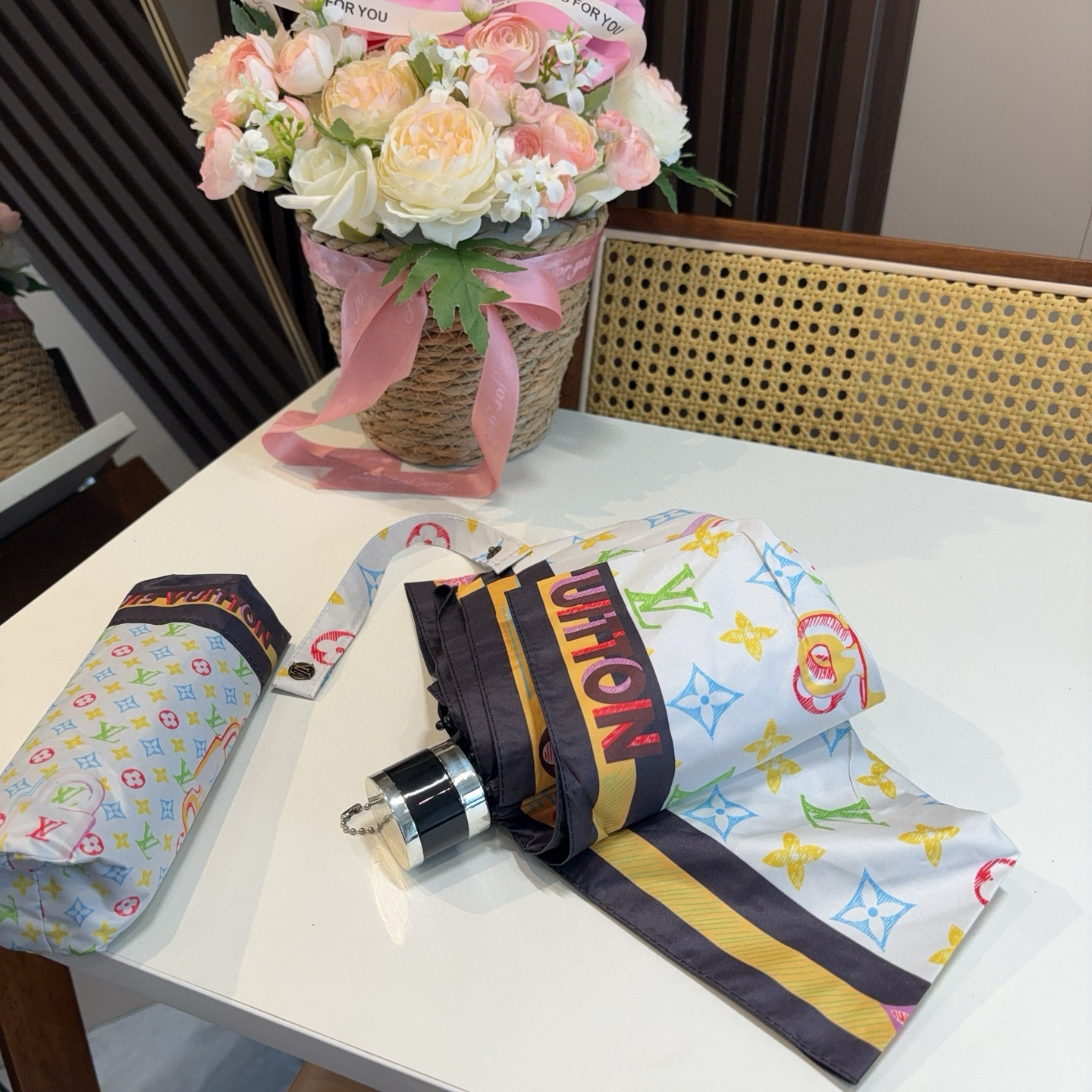  LOUIS VUITTON（路易威登）五折伞 热卖款 时尚指数爆表 不论晴天雨天使用都相得益彰 拥有它