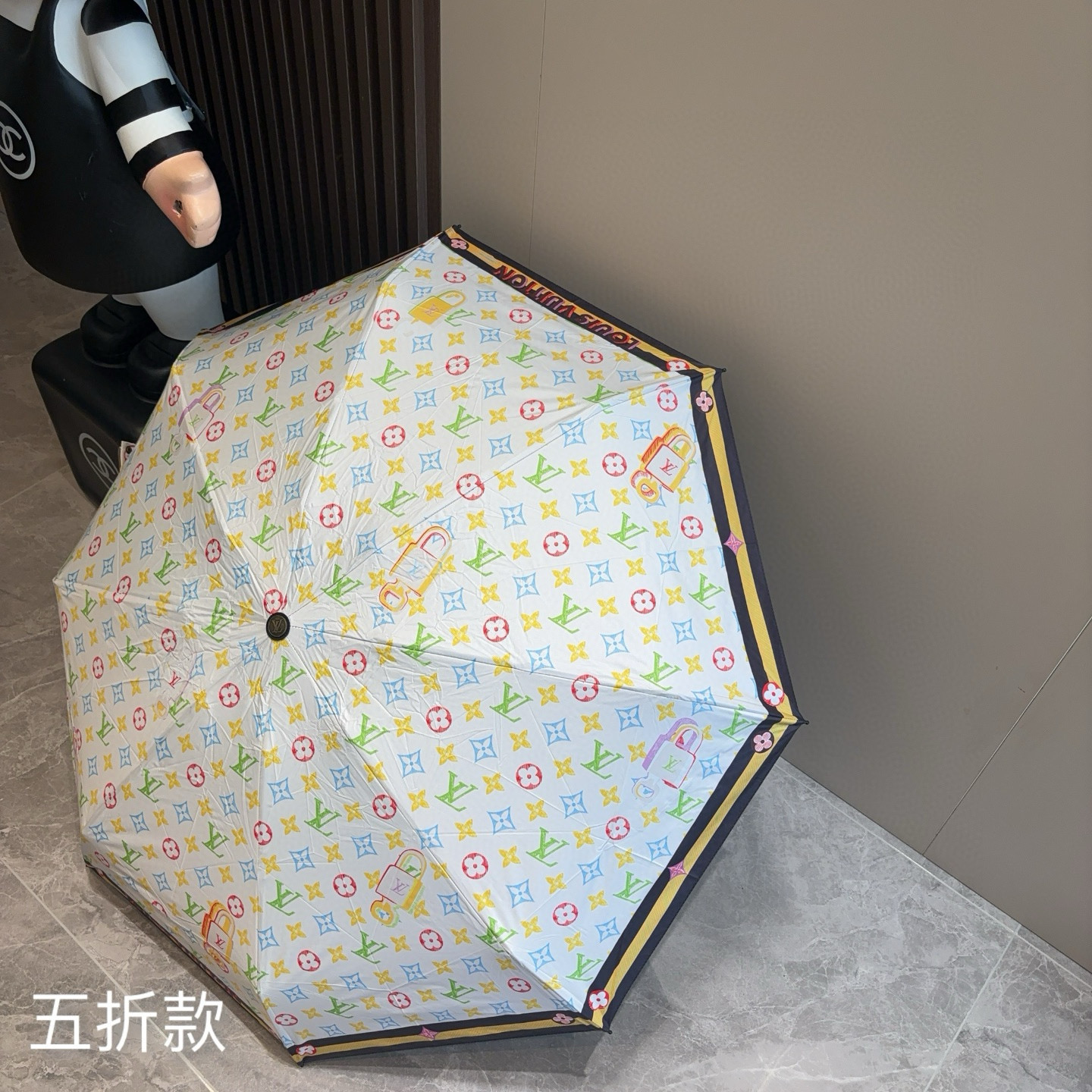  LOUIS VUITTON（路易威登）五折伞 热卖款 时尚指数爆表 不论晴天雨天使用都相得益彰 拥有它