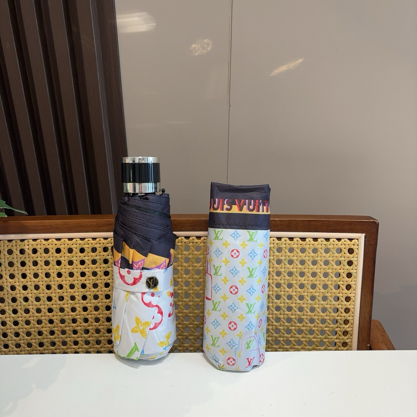  LOUIS VUITTON（路易威登）五折伞 热卖款 时尚指数爆表 不论晴天雨天使用都相得益彰 拥有它