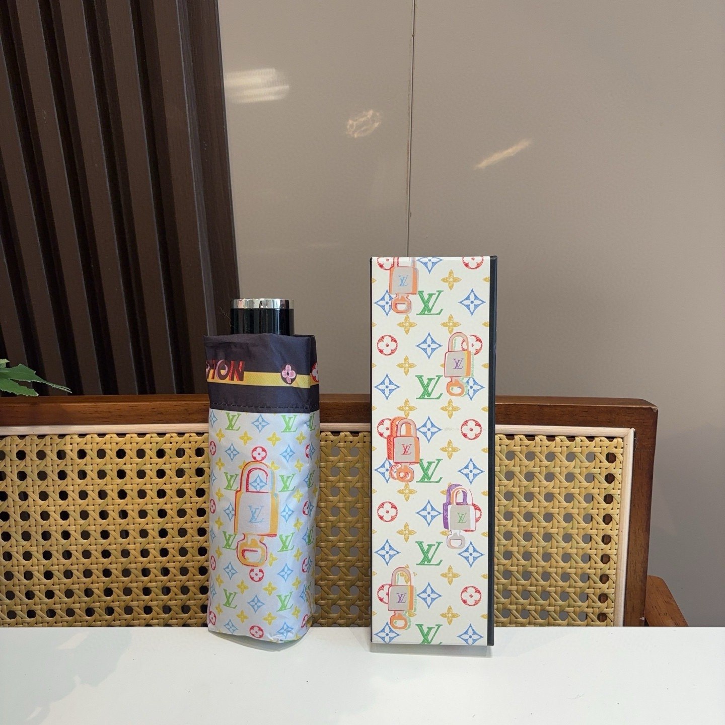  LOUIS VUITTON（路易威登）五折伞 热卖款 时尚指数爆表 不论晴天雨天使用都相得益彰 拥有它