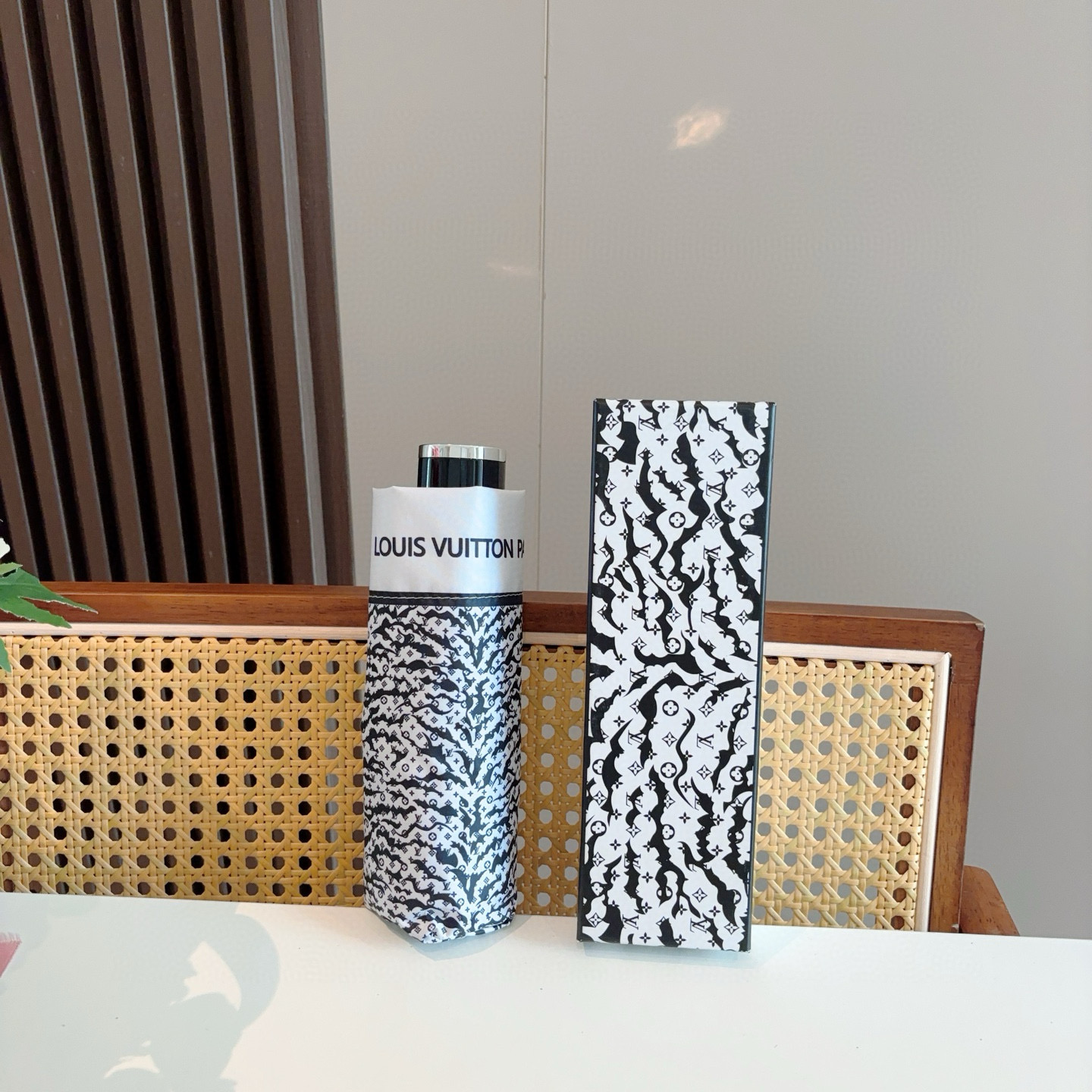  LOUIS VUITTON（路易威登）五折伞 热卖款 时尚指数爆表 不论晴天雨天使用都相得益彰 拥有它