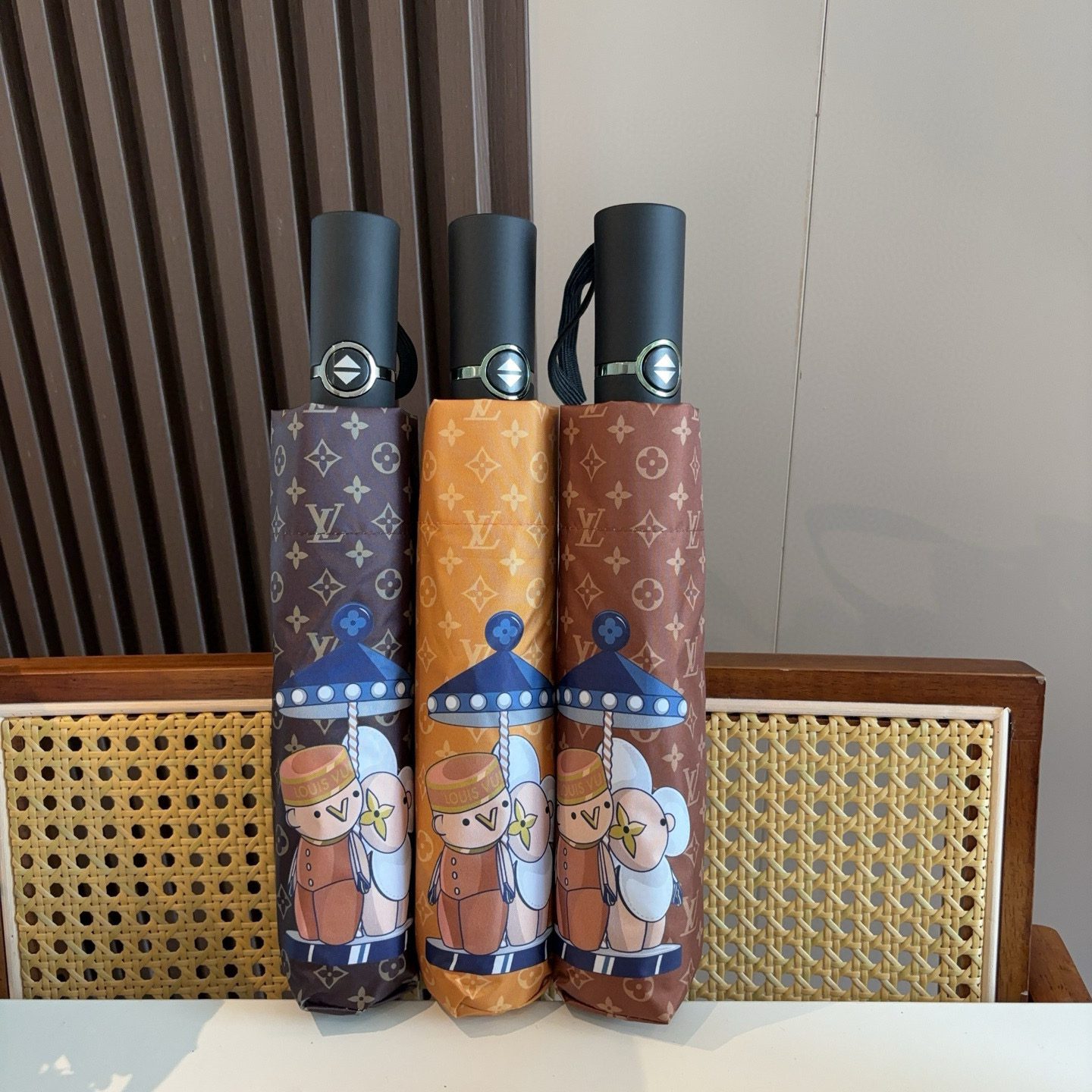 LOUIS VUITTON （路易威登）新款 三折自动折叠晴雨伞 新涂层技术深色伞面 拥有令人惊喜的遮光