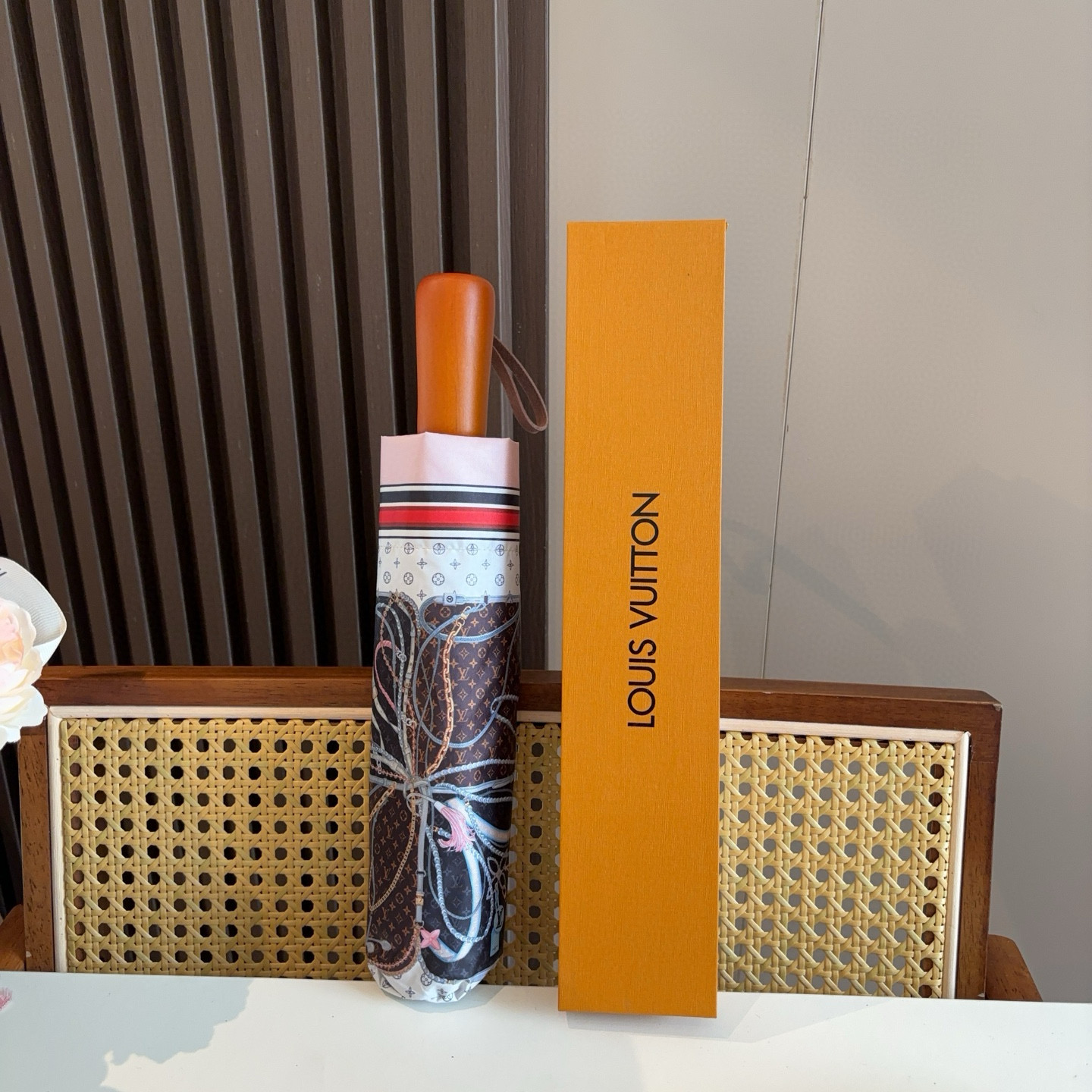 LOUIS VUITTON （路易威登）新款 三折自动折叠晴雨伞 新涂层技术深色伞面 拥有令人惊喜的遮光