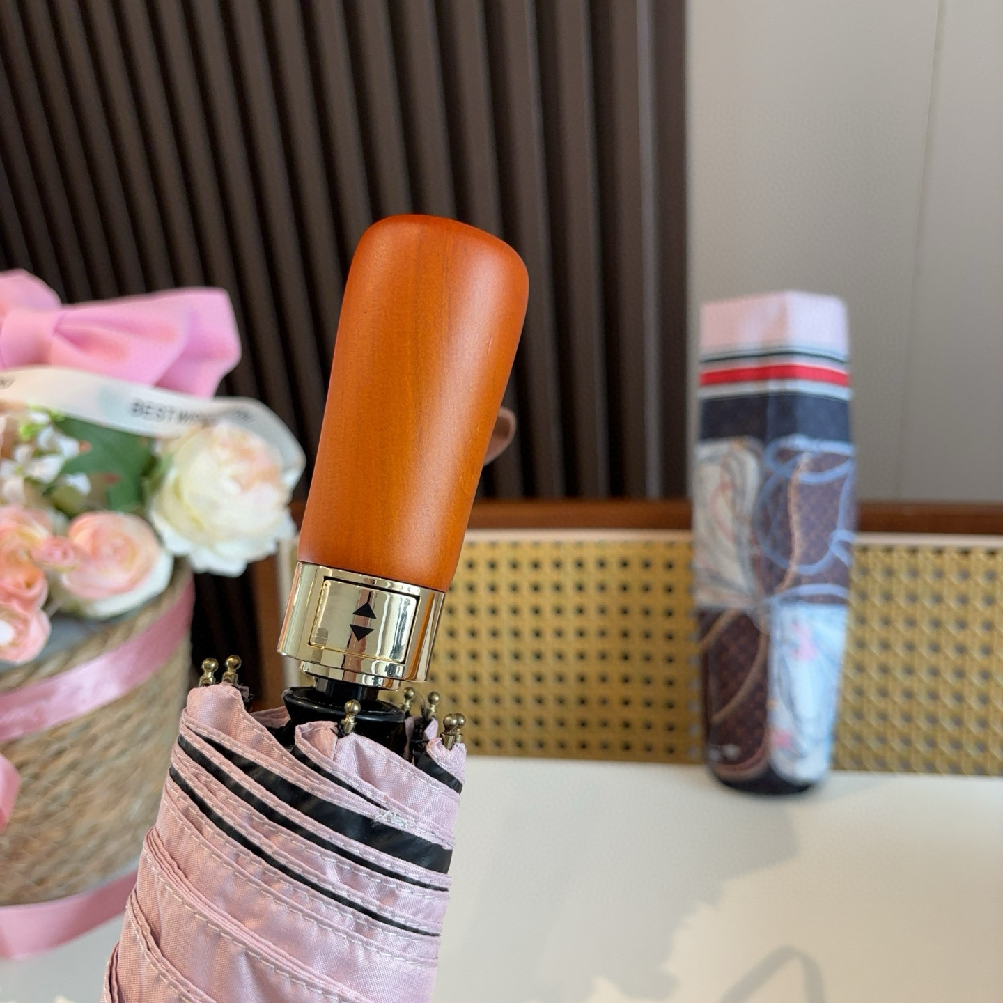 LOUIS VUITTON （路易威登）新款 三折自动折叠晴雨伞 新涂层技术深色伞面 拥有令人惊喜的遮光