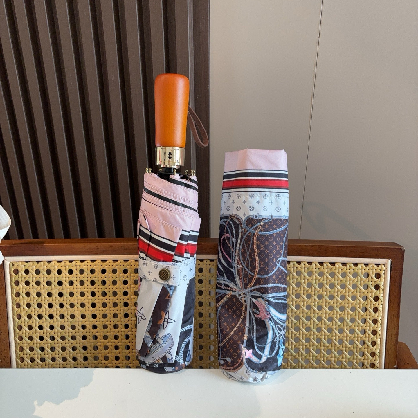 LOUIS VUITTON （路易威登）新款 三折自动折叠晴雨伞 新涂层技术深色伞面 拥有令人惊喜的遮光
