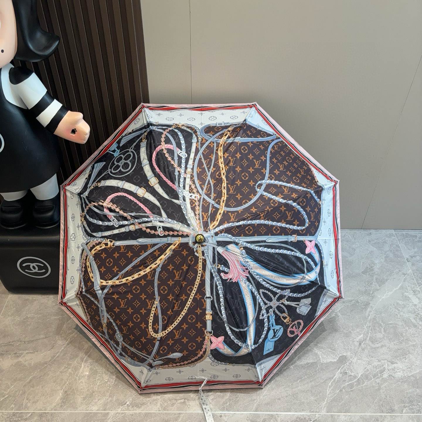 LOUIS VUITTON （路易威登）新款 三折自动折叠晴雨伞 新涂层技术深色伞面 拥有令人惊喜的遮光
