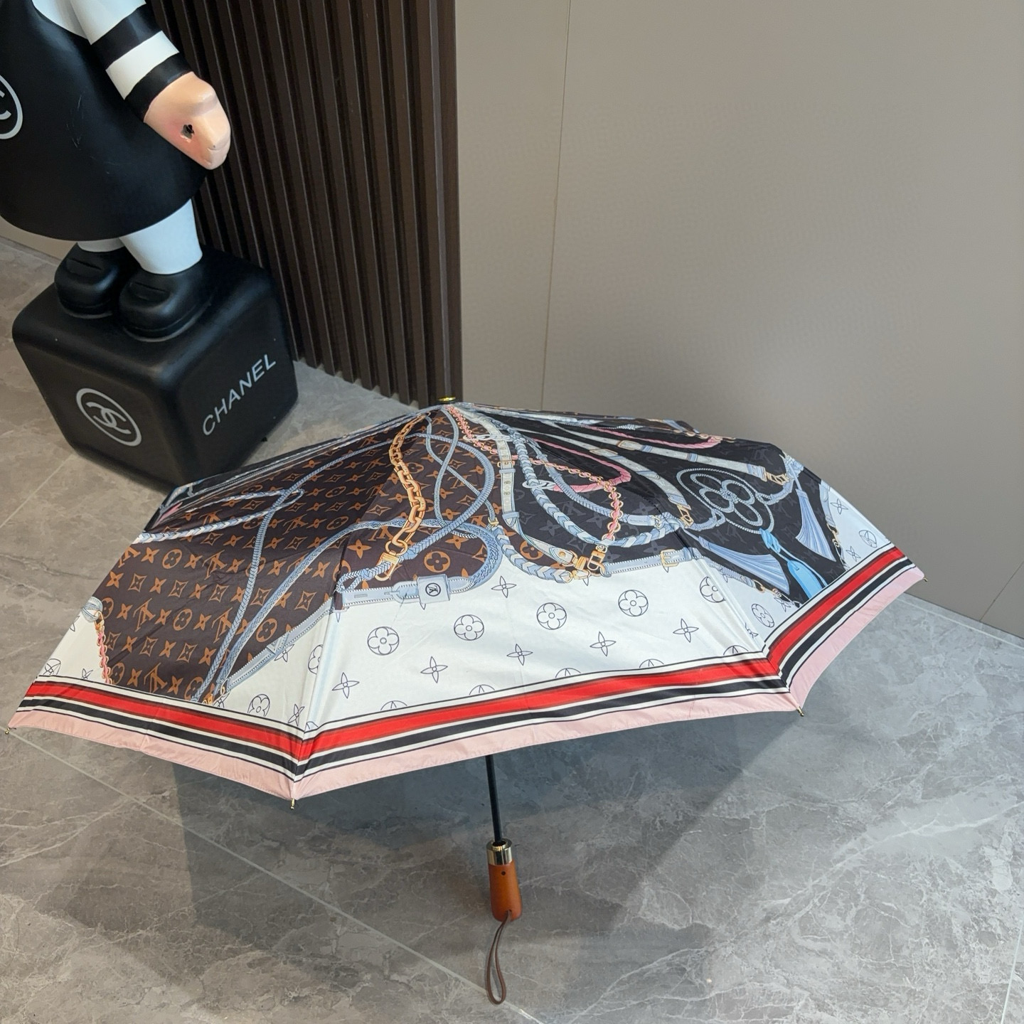 LOUIS VUITTON （路易威登）新款 三折自动折叠晴雨伞 新涂层技术深色伞面 拥有令人惊喜的遮光
