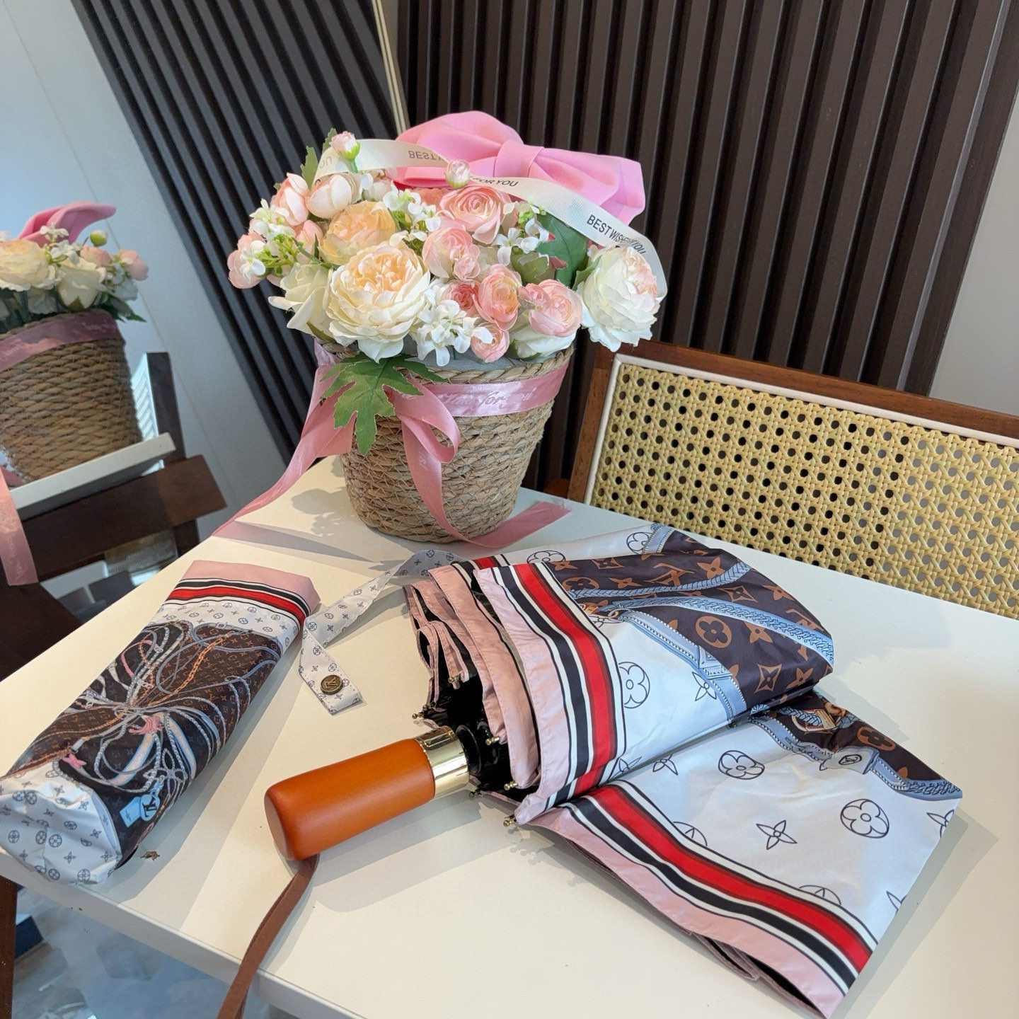 LOUIS VUITTON （路易威登）新款 三折自动折叠晴雨伞 新涂层技术深色伞面 拥有令人惊喜的遮光