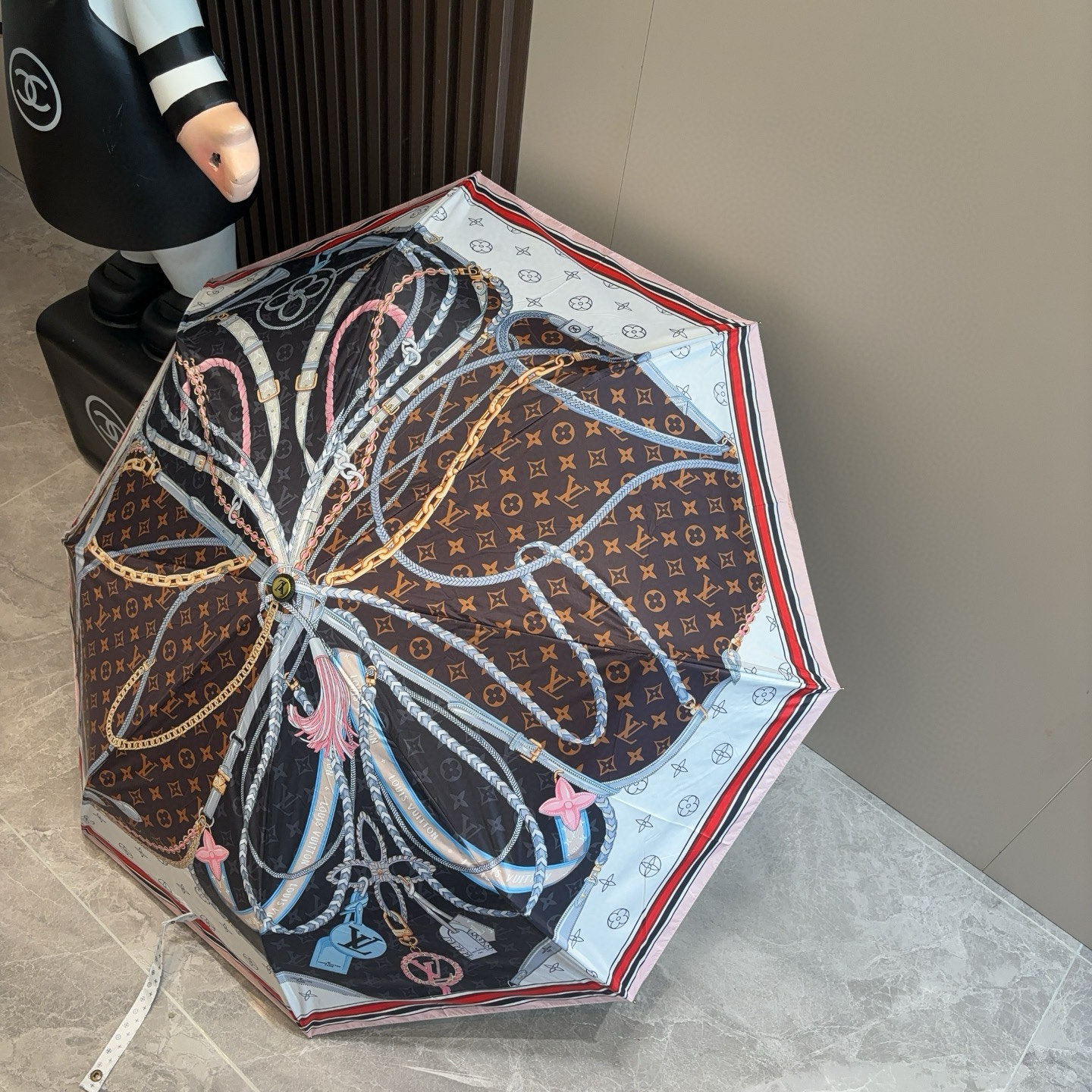 LOUIS VUITTON （路易威登）新款 三折自动折叠晴雨伞 新涂层技术深色伞面 拥有令人惊喜的遮光