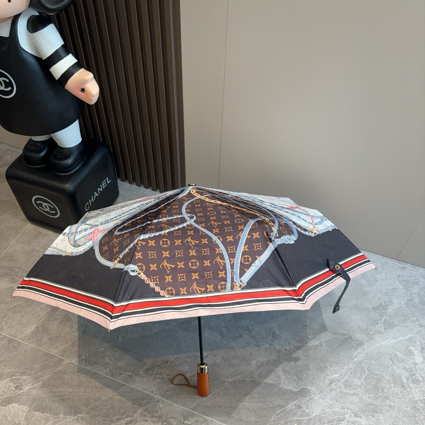 LOUIS VUITTON （路易威登）新款 三折自动折叠晴雨伞 新涂层技术深色伞面 拥有令人惊喜的遮光