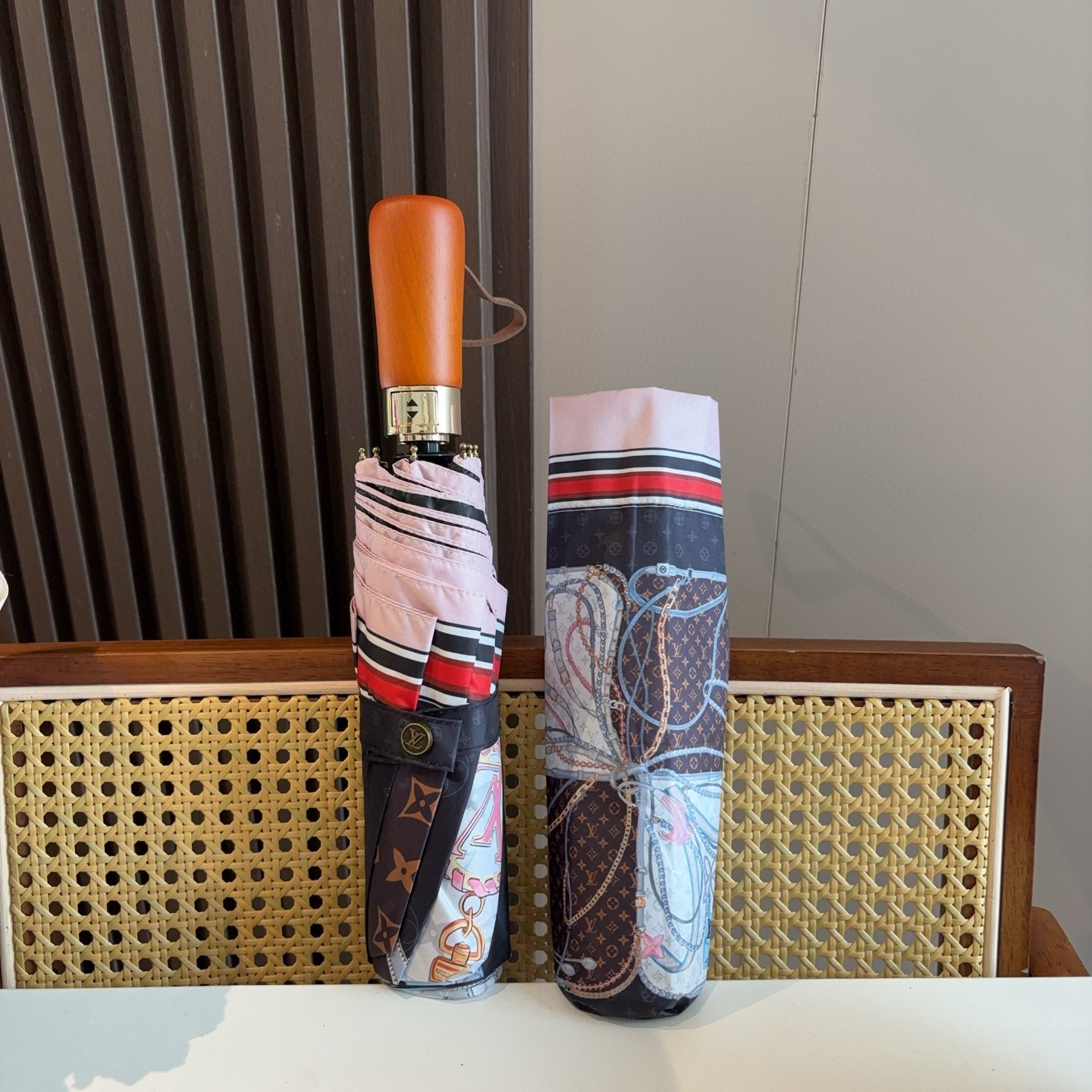 LOUIS VUITTON （路易威登）新款 三折自动折叠晴雨伞 新涂层技术深色伞面 拥有令人惊喜的遮光