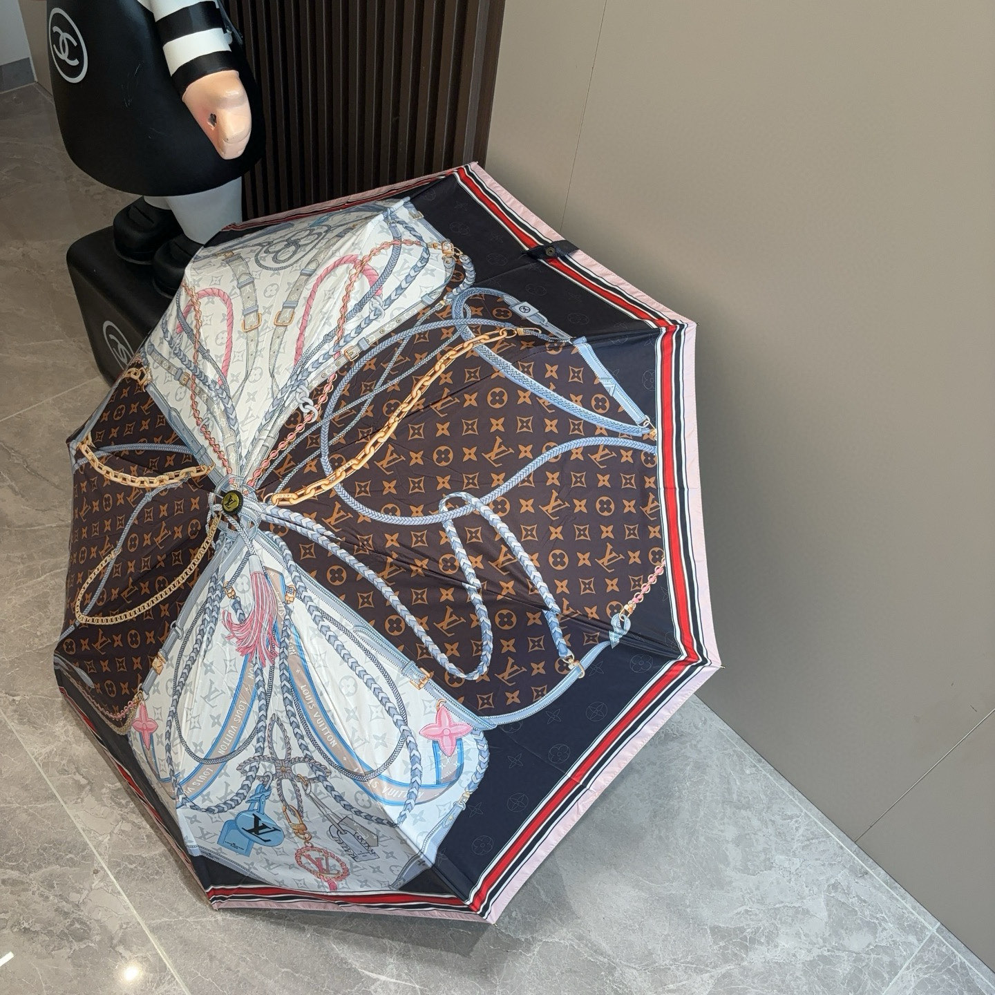 LOUIS VUITTON （路易威登）新款 三折自动折叠晴雨伞 新涂层技术深色伞面 拥有令人惊喜的遮光