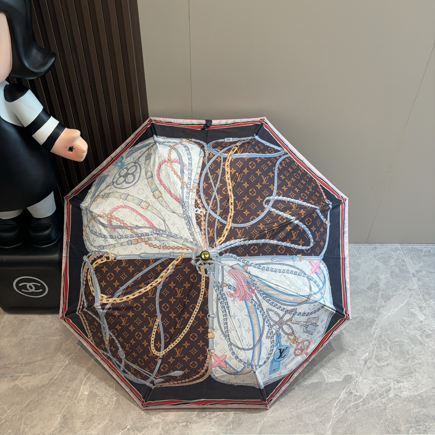 LOUIS VUITTON （路易威登）新款 三折自动折叠晴雨伞 新涂层技术深色伞面 拥有令人惊喜的遮光