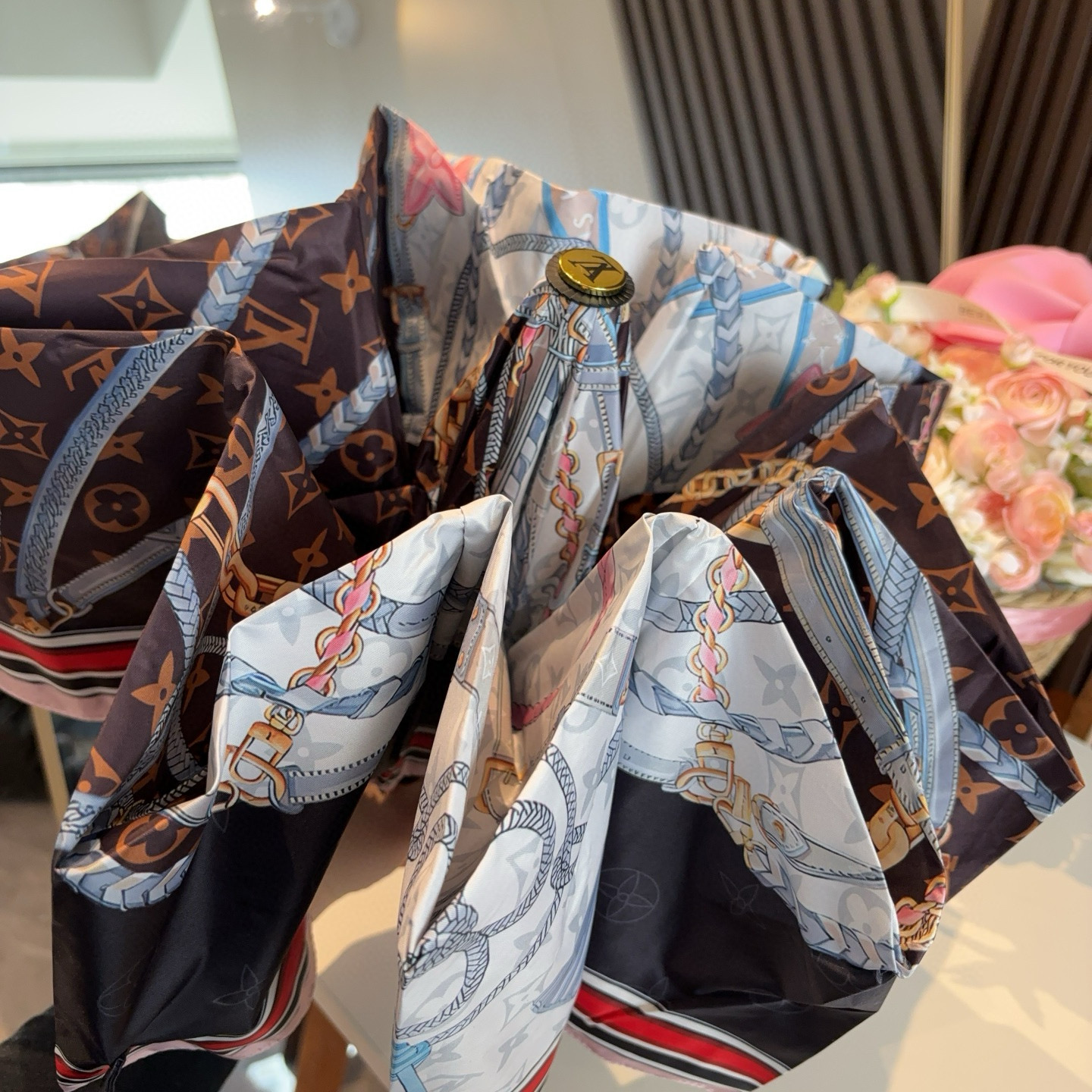 LOUIS VUITTON （路易威登）新款 三折自动折叠晴雨伞 新涂层技术深色伞面 拥有令人惊喜的遮光