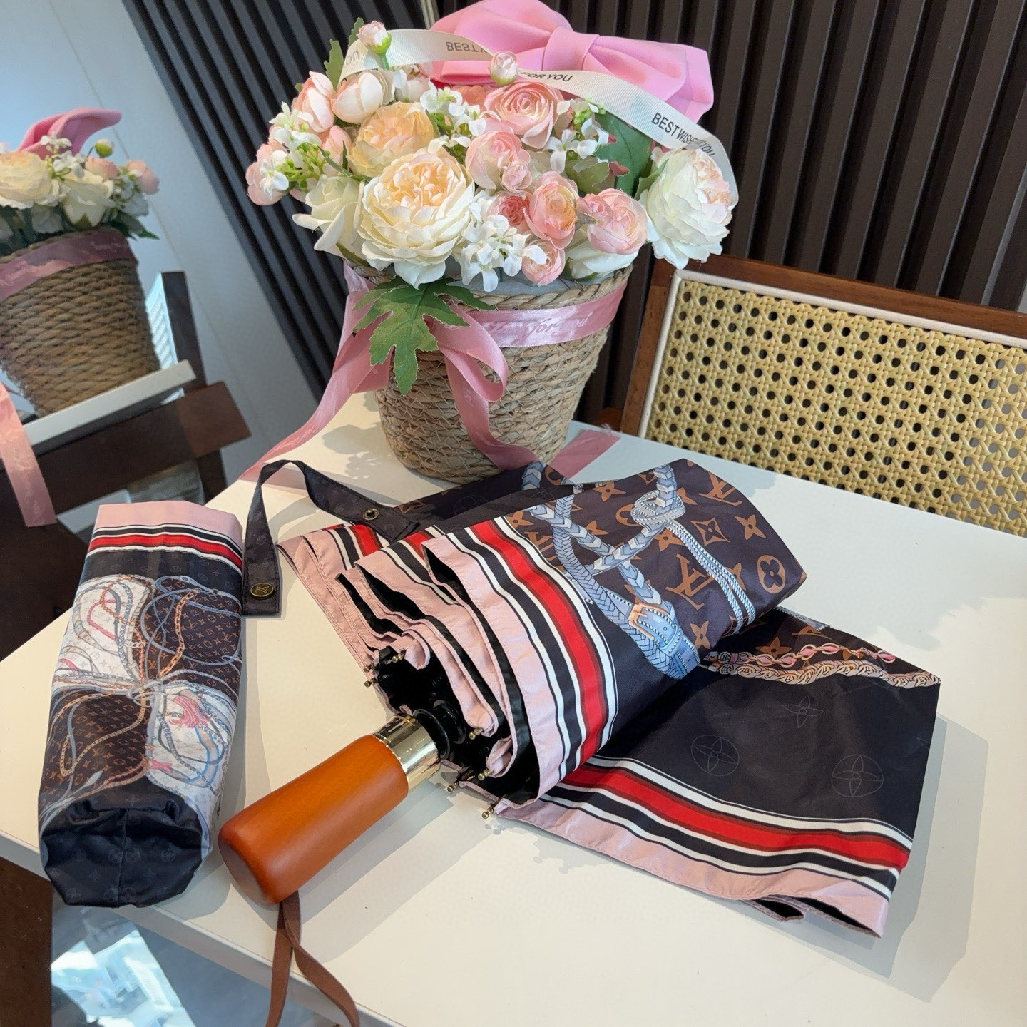 LOUIS VUITTON （路易威登）新款 三折自动折叠晴雨伞 新涂层技术深色伞面 拥有令人惊喜的遮光