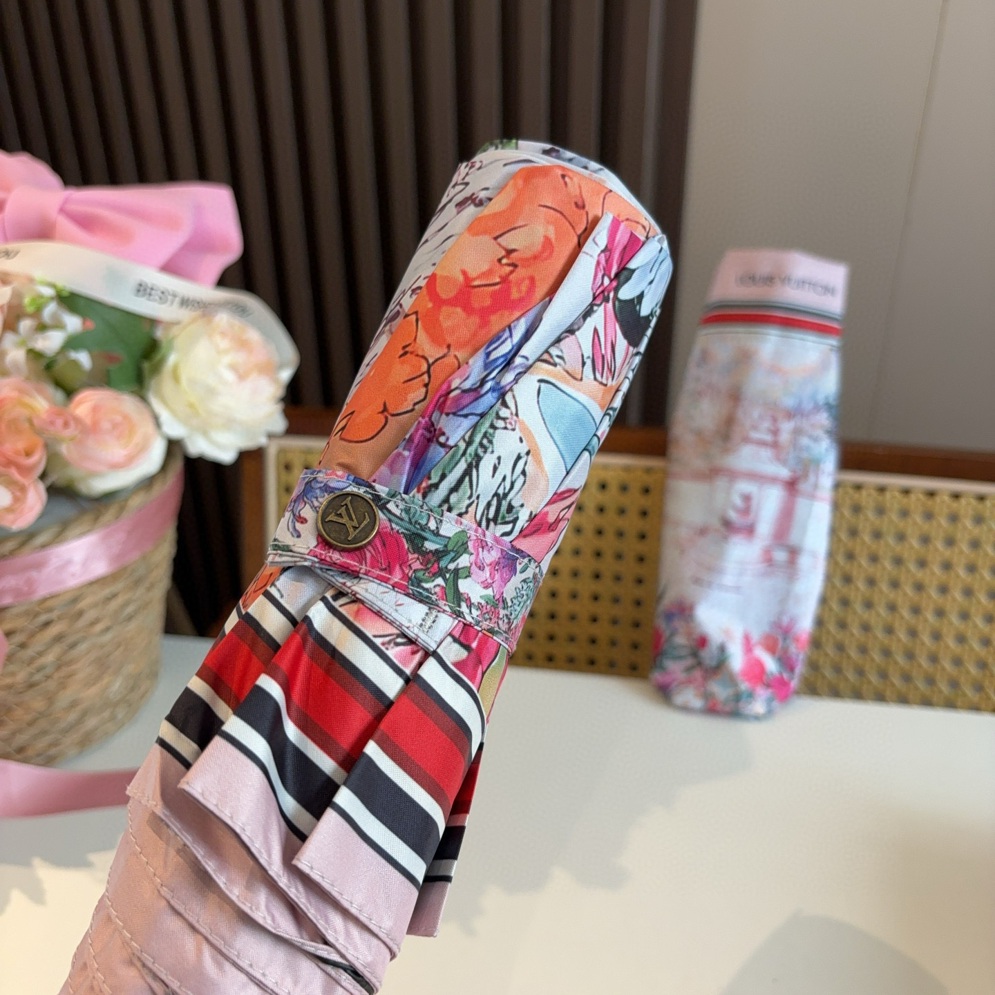 LOUIS VUITTON （路易威登）新款 三折自动折叠晴雨伞 新涂层技术深色伞面 拥有令人惊喜的遮光