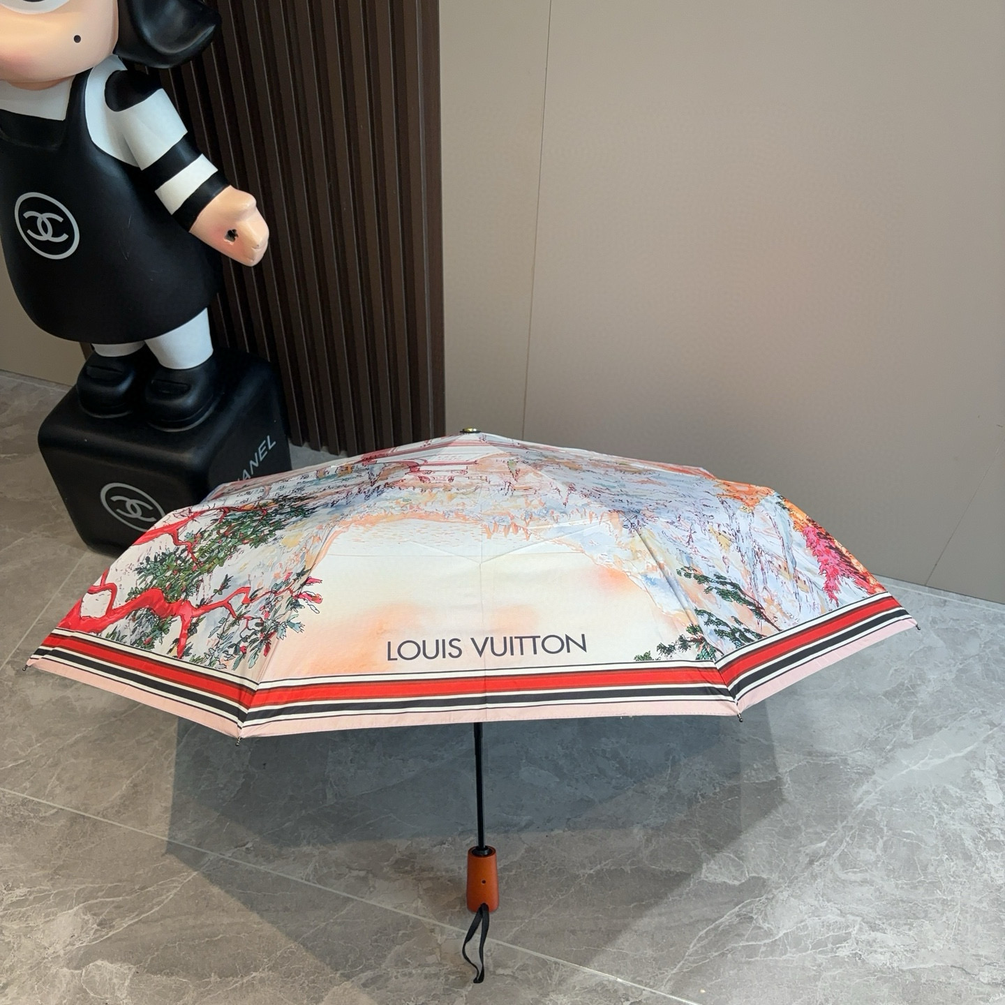 LOUIS VUITTON （路易威登）新款 三折自动折叠晴雨伞 新涂层技术深色伞面 拥有令人惊喜的遮光