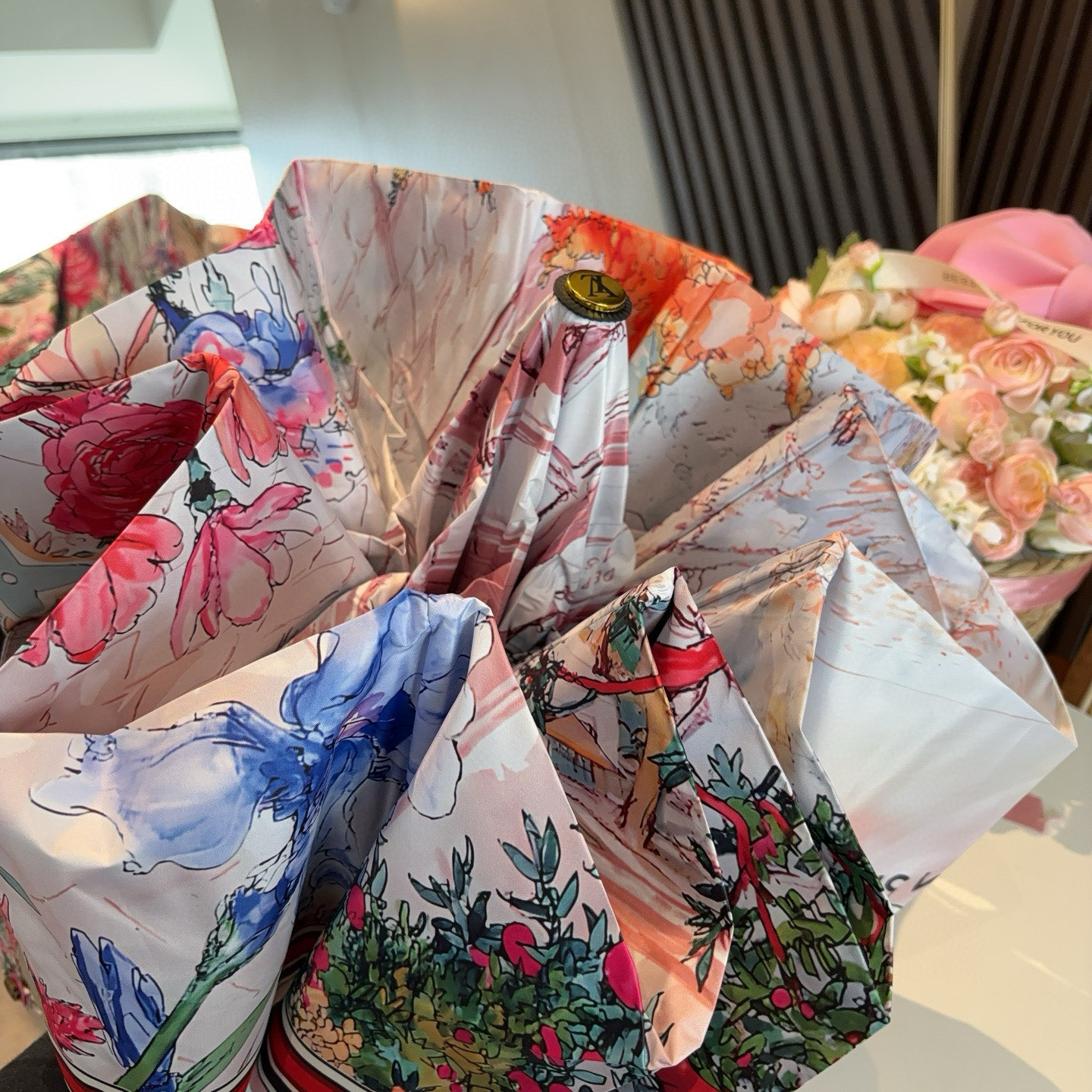 LOUIS VUITTON （路易威登）新款 三折自动折叠晴雨伞 新涂层技术深色伞面 拥有令人惊喜的遮光