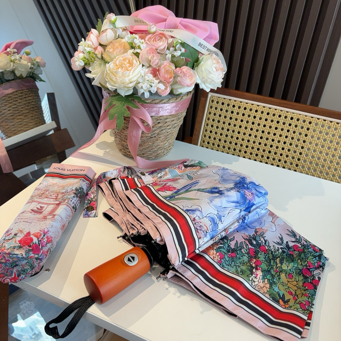 LOUIS VUITTON （路易威登）新款 三折自动折叠晴雨伞 新涂层技术深色伞面 拥有令人惊喜的遮光