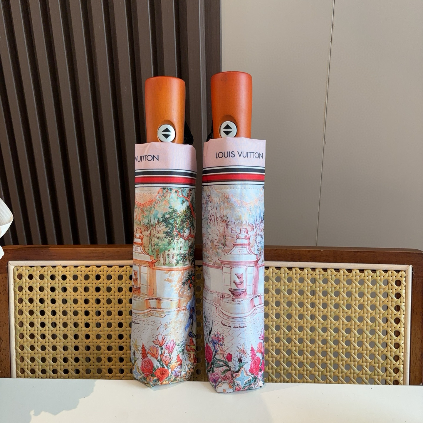 LOUIS VUITTON （路易威登）新款 三折自动折叠晴雨伞 新涂层技术深色伞面 拥有令人惊喜的遮光