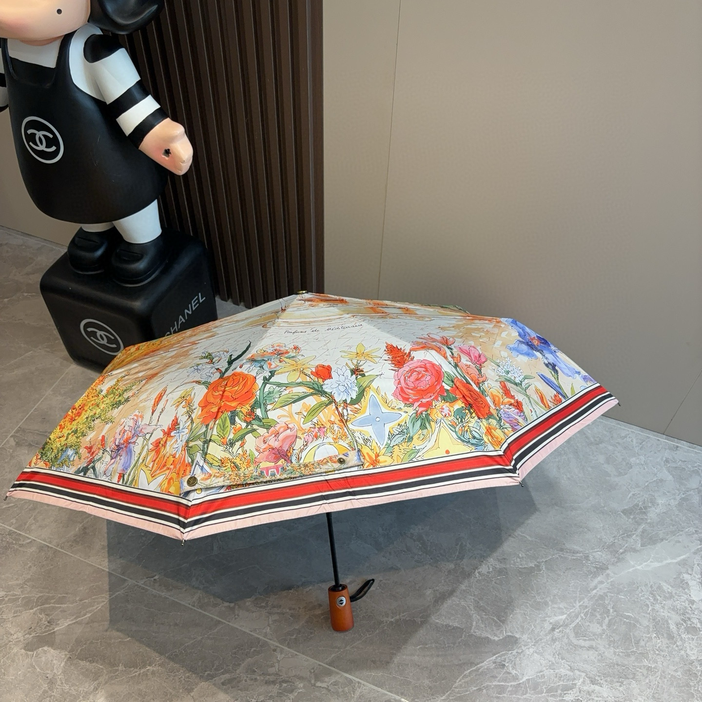 LOUIS VUITTON （路易威登）新款 三折自动折叠晴雨伞 新涂层技术深色伞面 拥有令人惊喜的遮光