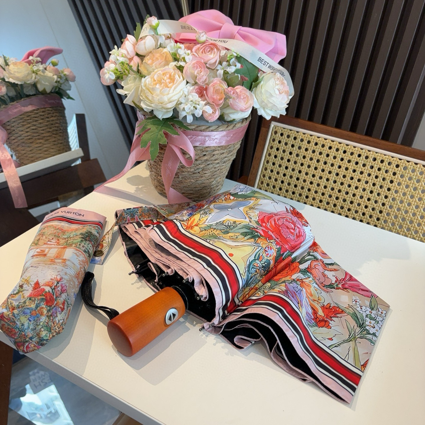 LOUIS VUITTON （路易威登）新款 三折自动折叠晴雨伞 新涂层技术深色伞面 拥有令人惊喜的遮光