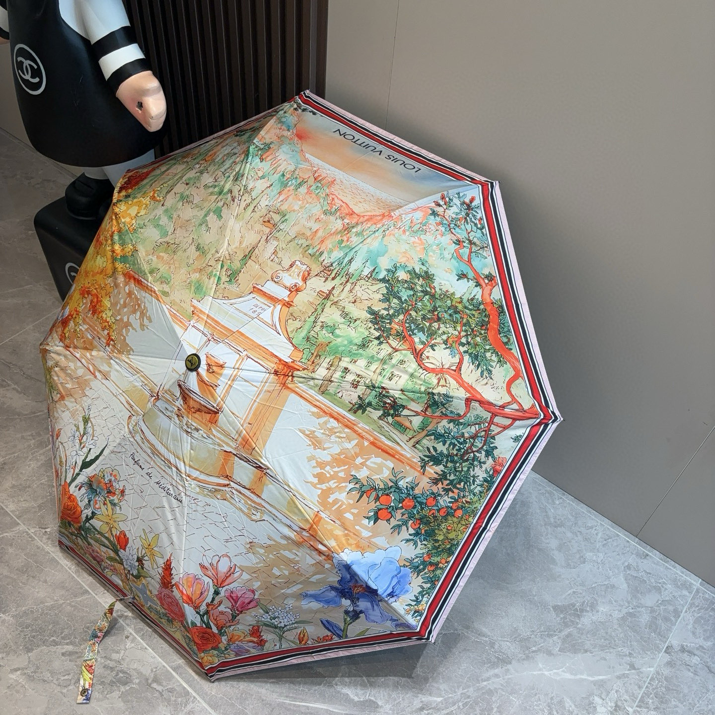 LOUIS VUITTON （路易威登）新款 三折自动折叠晴雨伞 新涂层技术深色伞面 拥有令人惊喜的遮光