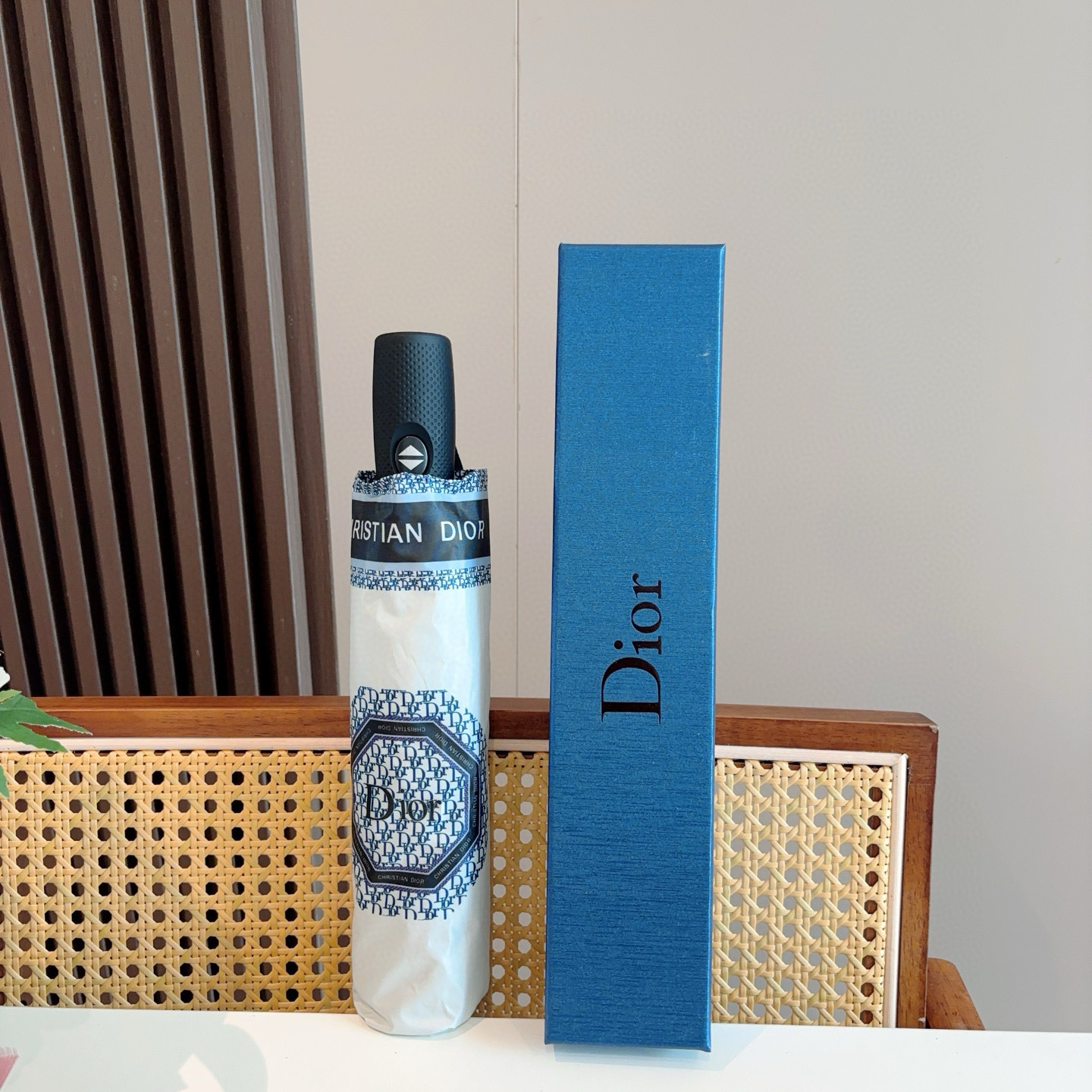  DIOR（迪奥）三折自动折叠晴雨伞  时尚原单代工品质 细节精致 看得见的品质 打破一成不变 色泽纯正