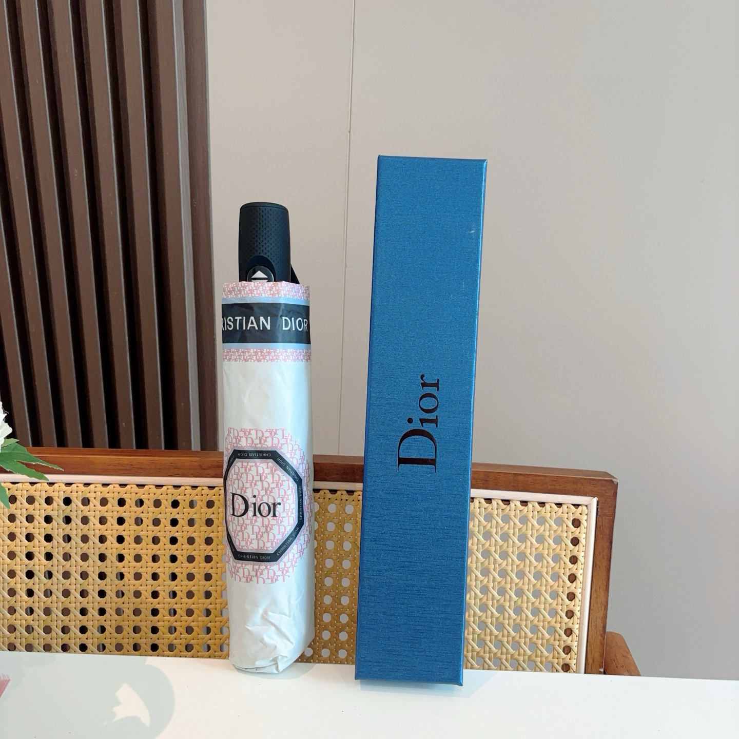  DIOR（迪奥）三折自动折叠晴雨伞  时尚原单代工品质 细节精致 看得见的品质 打破一成不变 色泽纯正