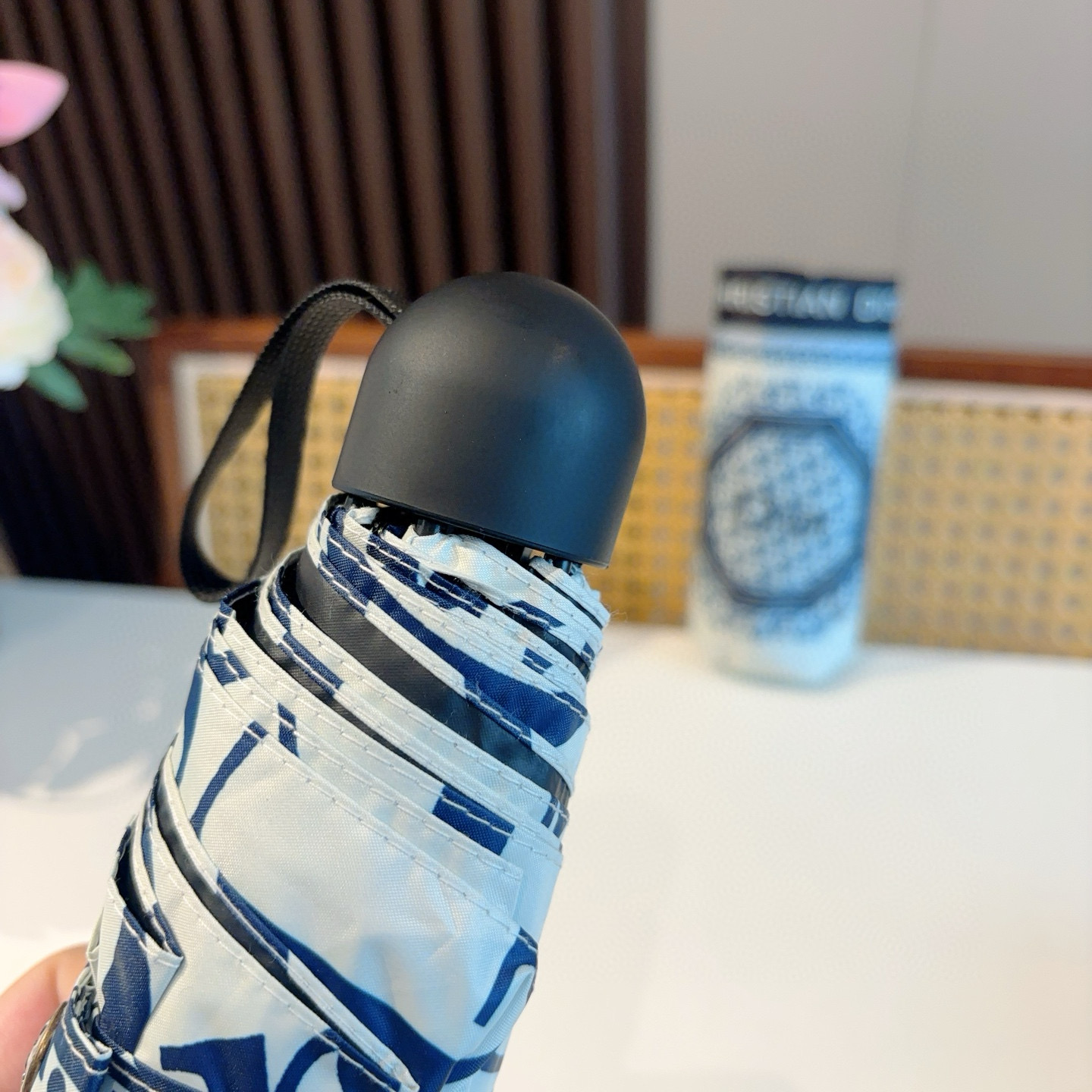  DIOR （迪奥） 五折手开折叠伞 超轻口袋 仅18cm  热卖款 时尚指数爆表 无论晴天雨天使用都相